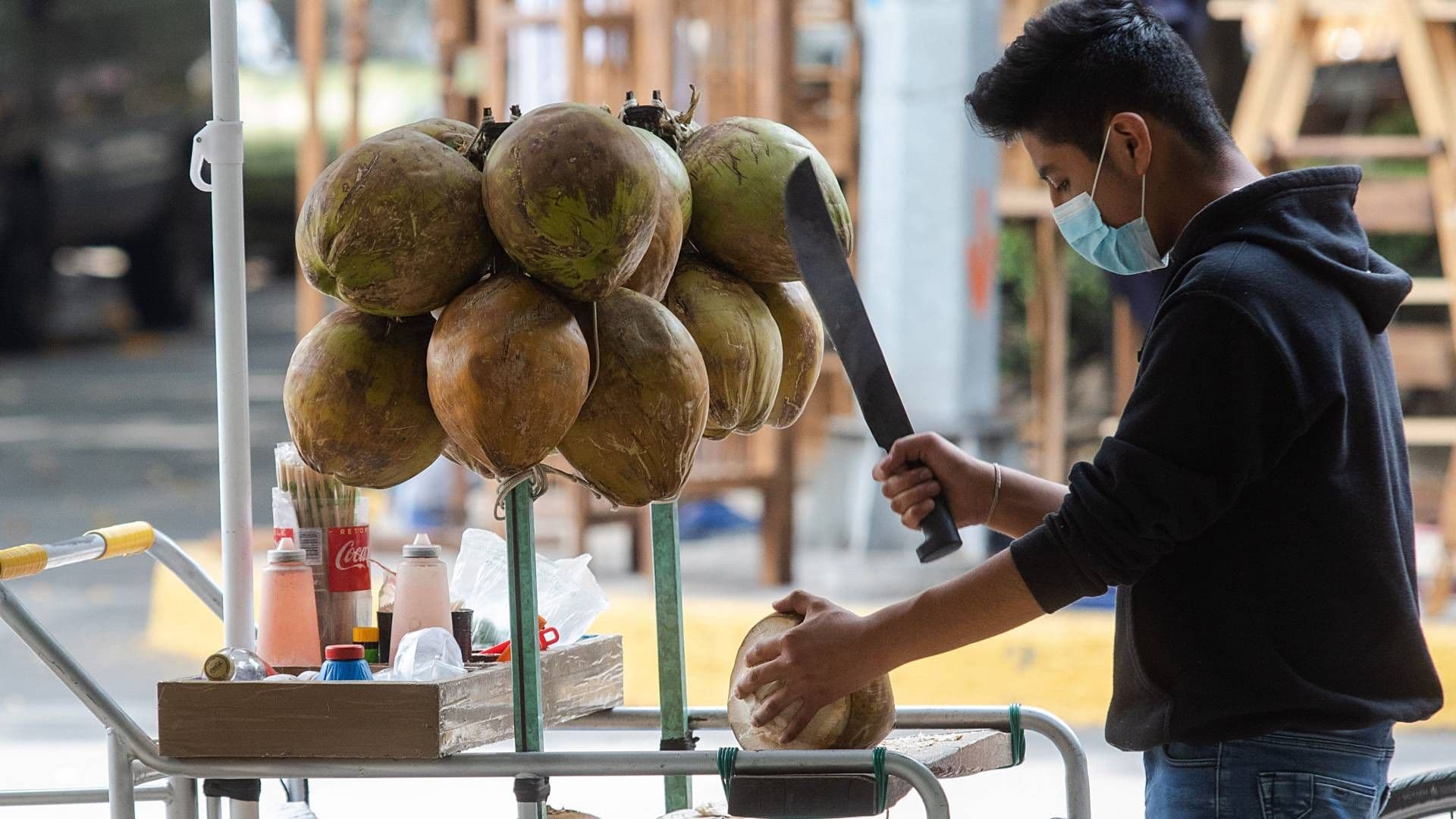 Venta de coco en la Condesa, Ciudad de México, en abril 2022. Foto: Cuartoscuro | Archivo