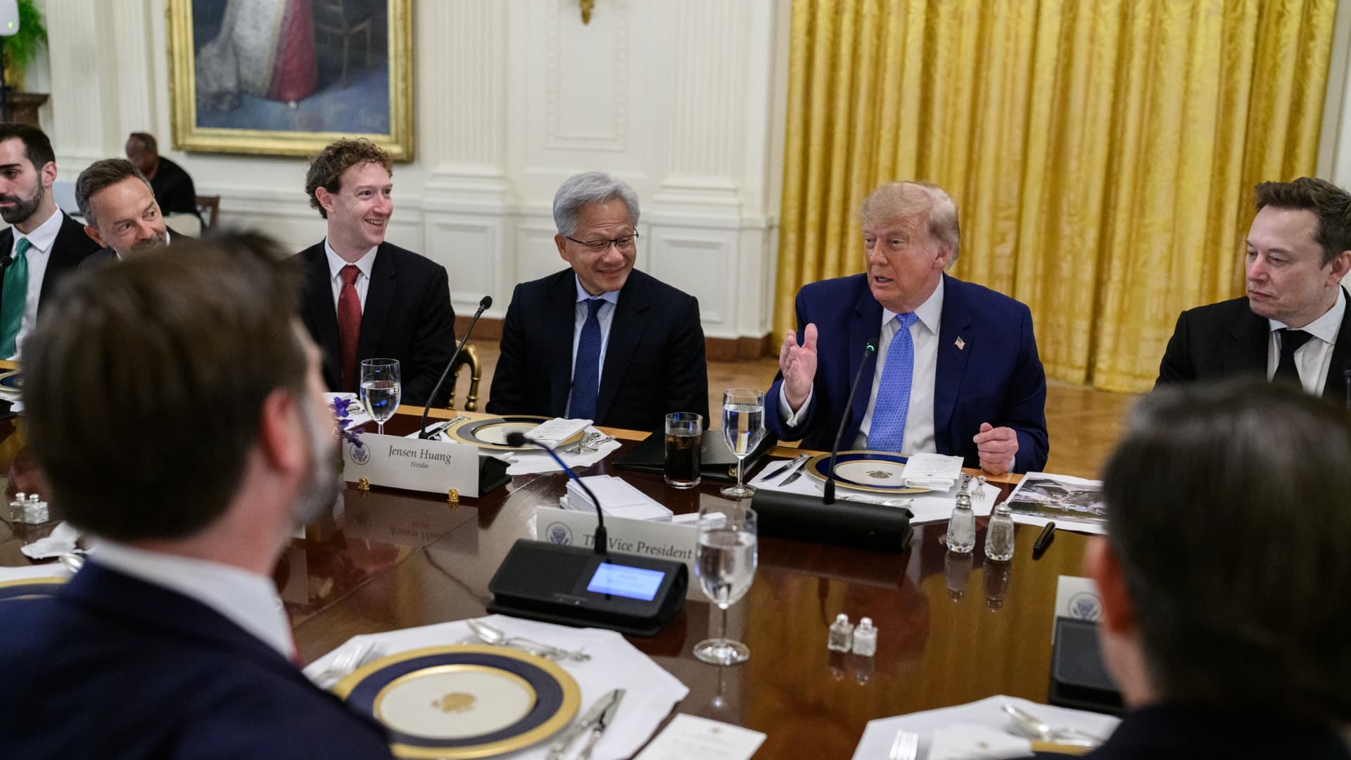 Donald Trump durante reunión con gigantes tecnológicos estadounidenses