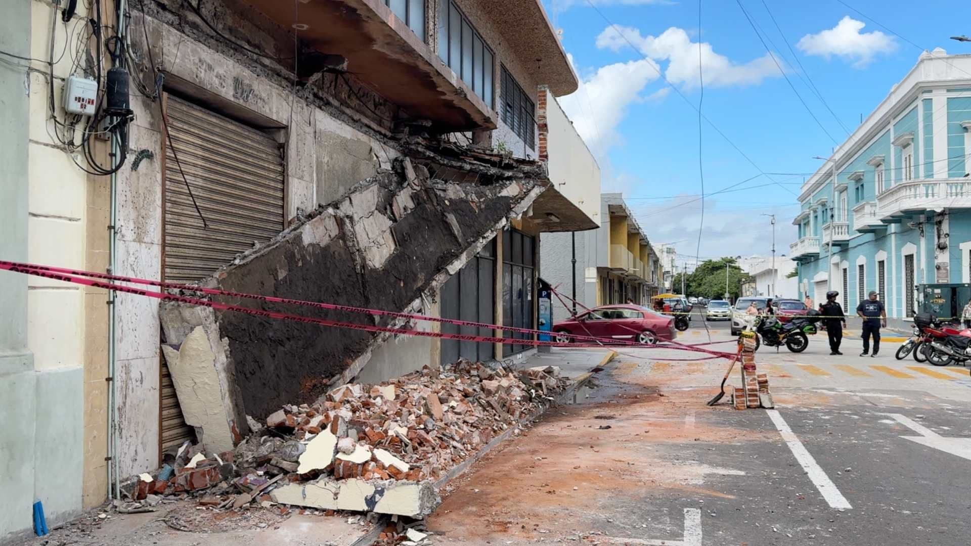 Colapsa balcón de un viejo edificio en la zona del centro histórico de Veracruz.