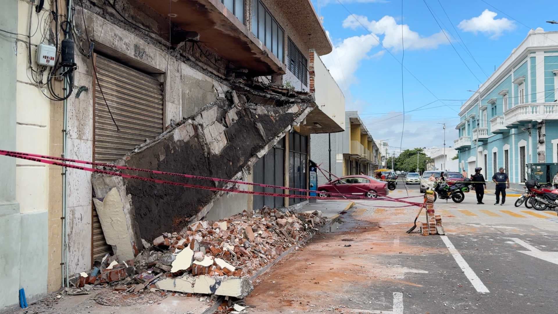 Colapsa balcón de un viejo edificio en la zona del centro histórico de Veracruz.