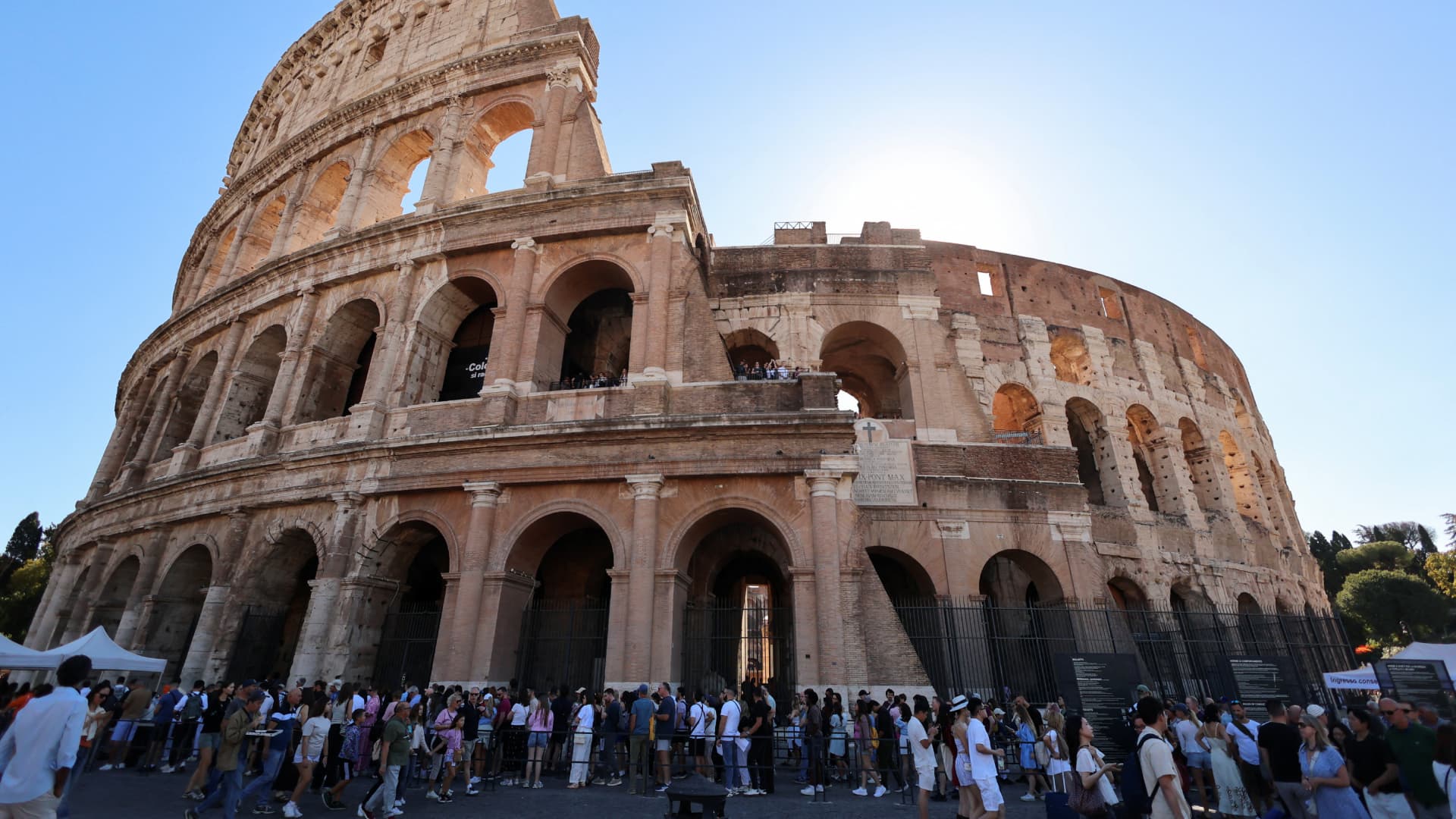 Turistas hacen fila para entrar al Coliseo de Roma