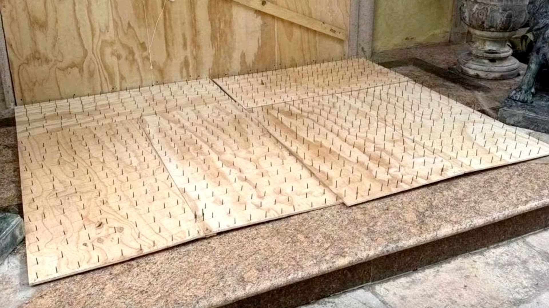 Tabla con clavos