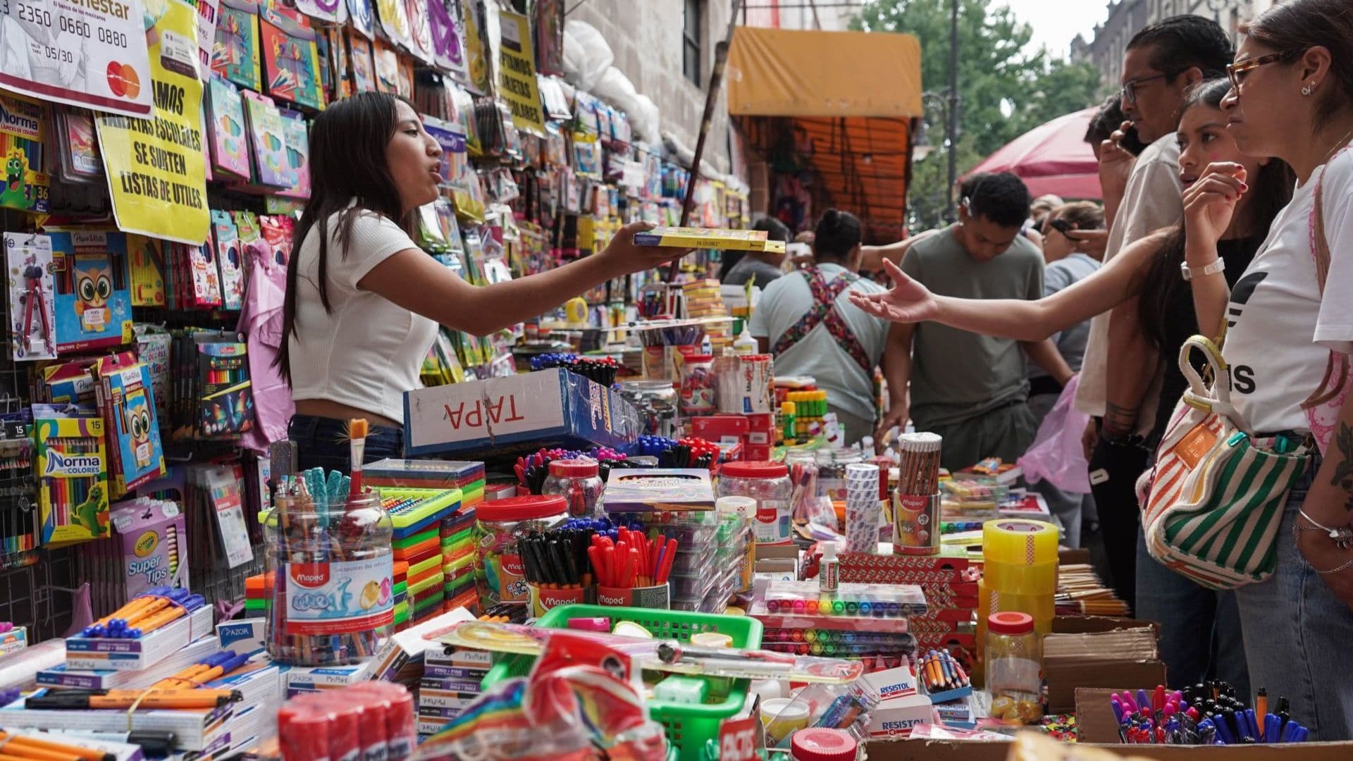 Padres de familia acuden a la calle de Mesones a comprar útiles escolares.