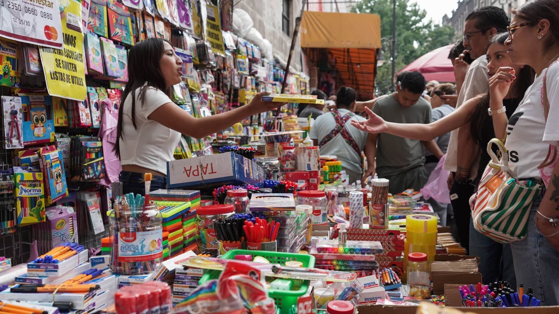 Padres de familia acuden a la calle de Mesones a comprar útiles escolares.