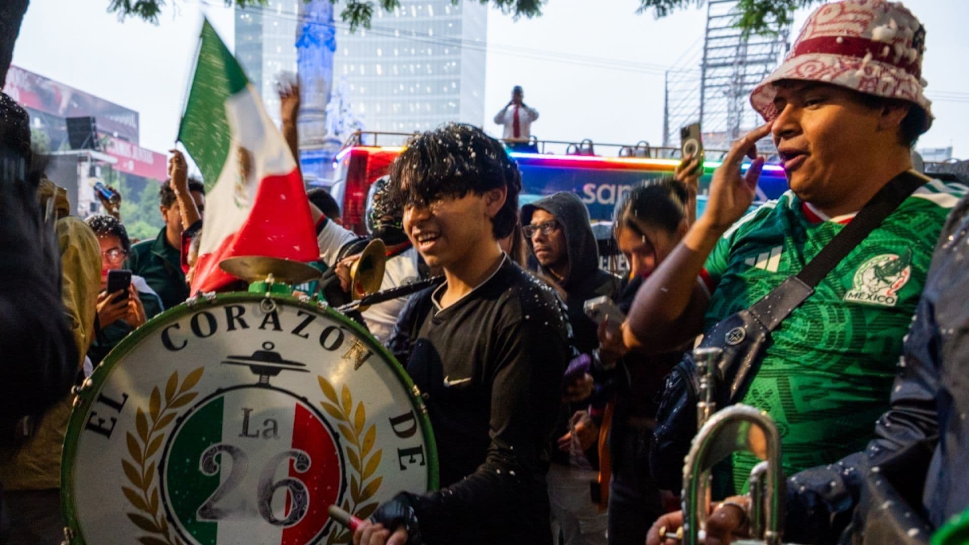 Aficionados en el Ángel de la Independencia en CDMX