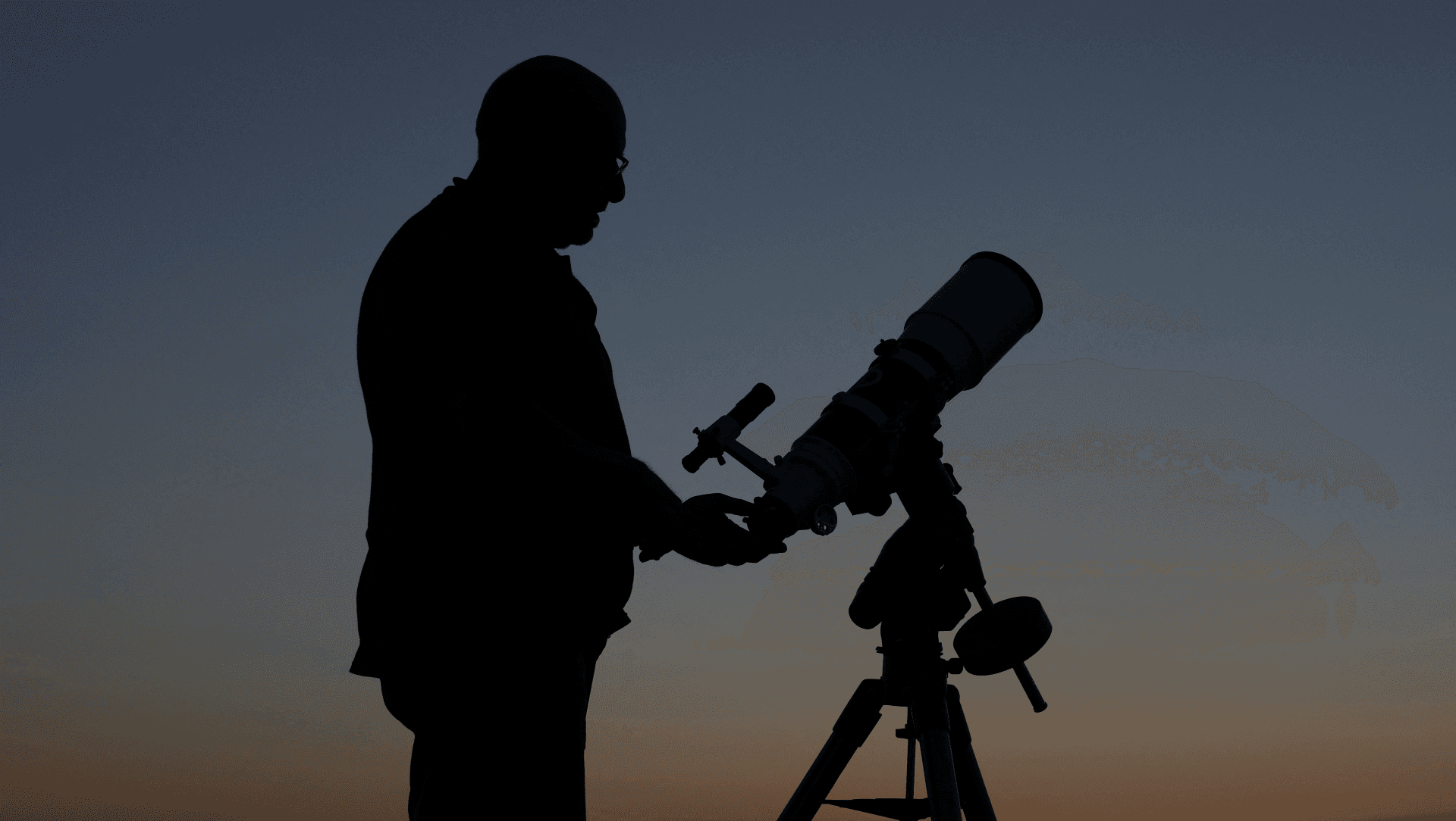 Persona mira el cielo con un telescopio