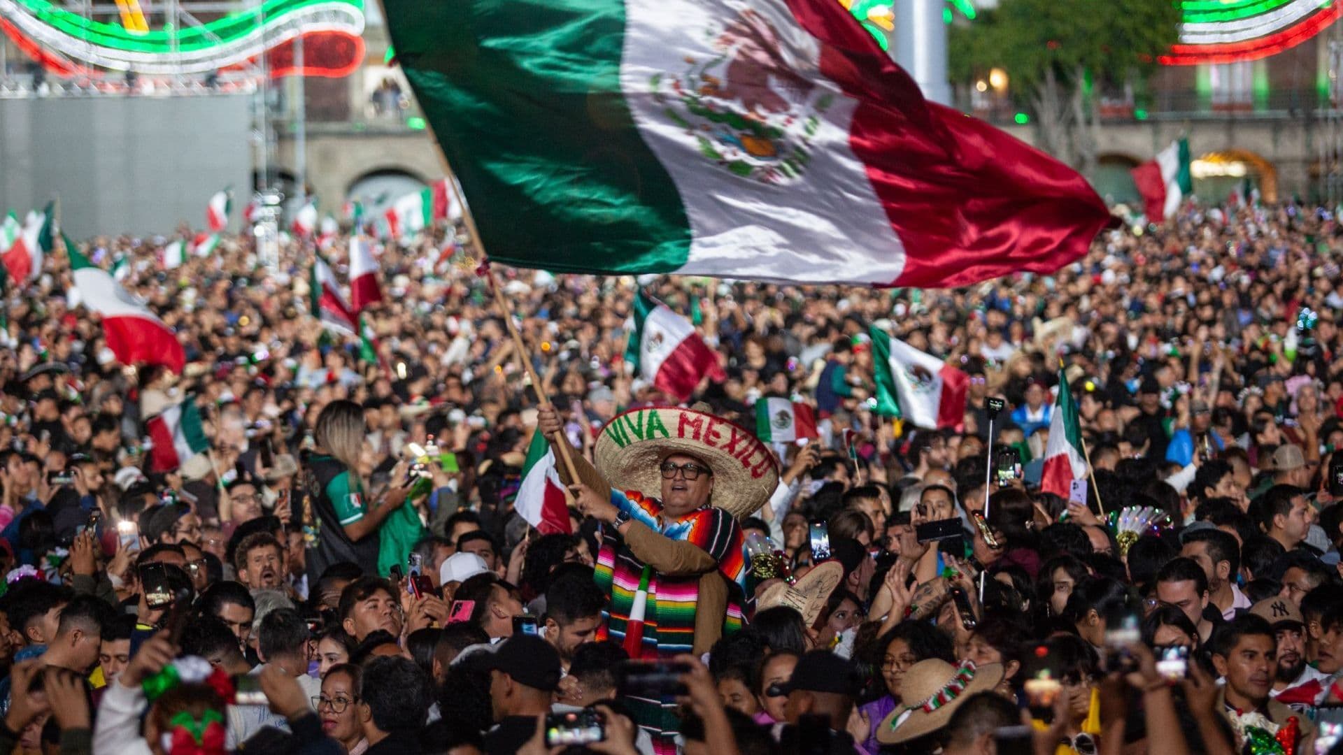 Miles de personas se reúnen en plazas públicas para celebrar las fiestas patrias