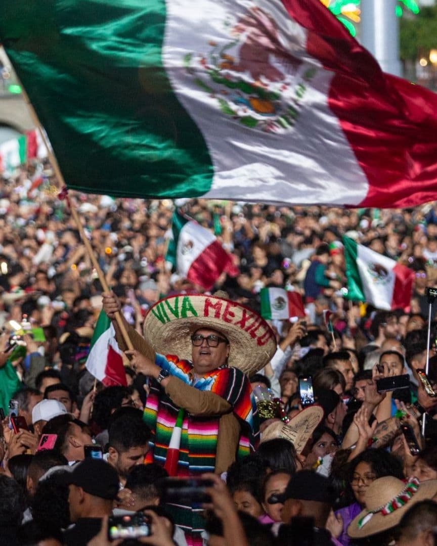 Miles de personas se reúnen en plazas públicas para celebrar las fiestas patrias