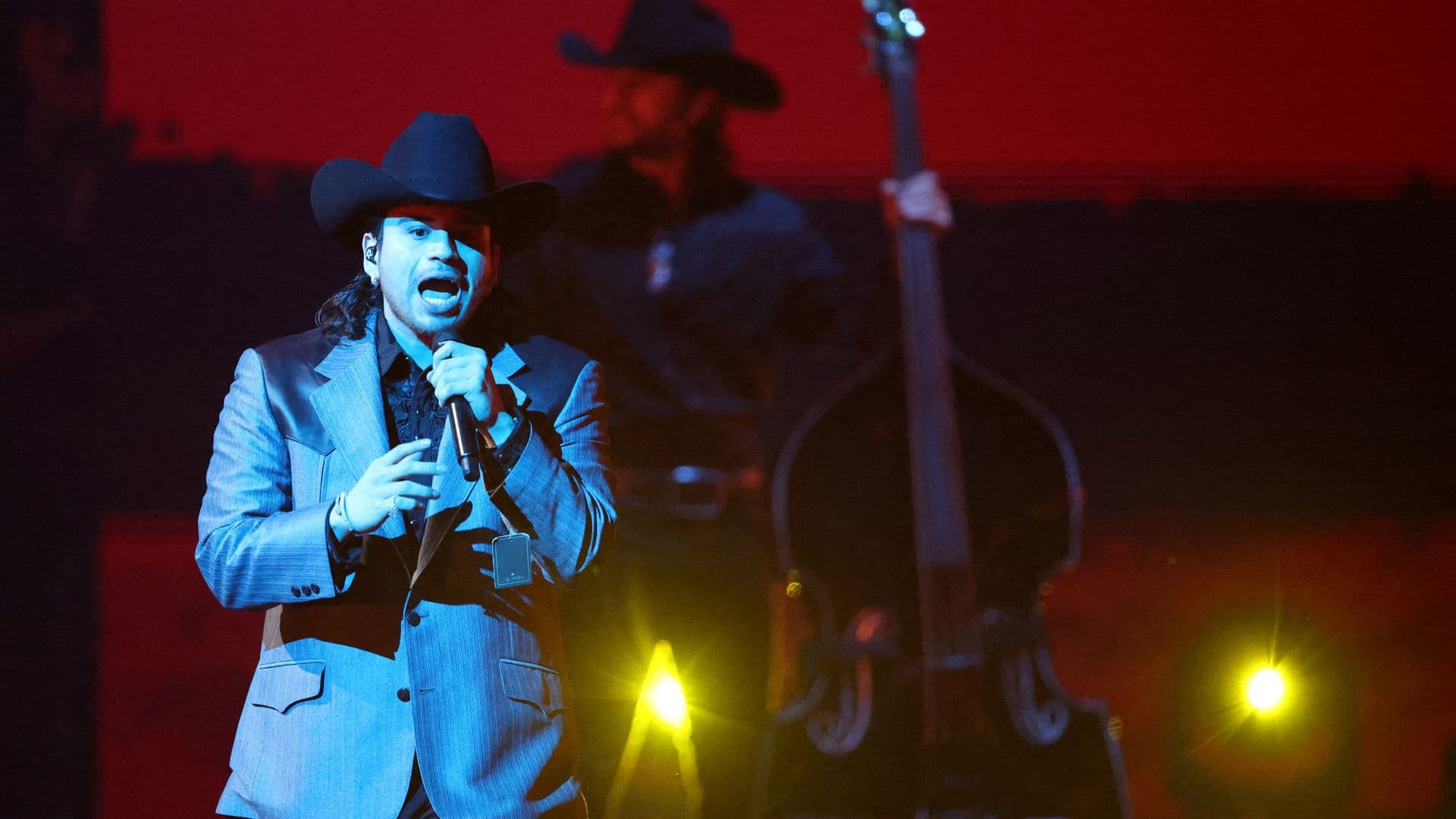 Jesús Ortíz Paz de Fuerza Regida cantando
