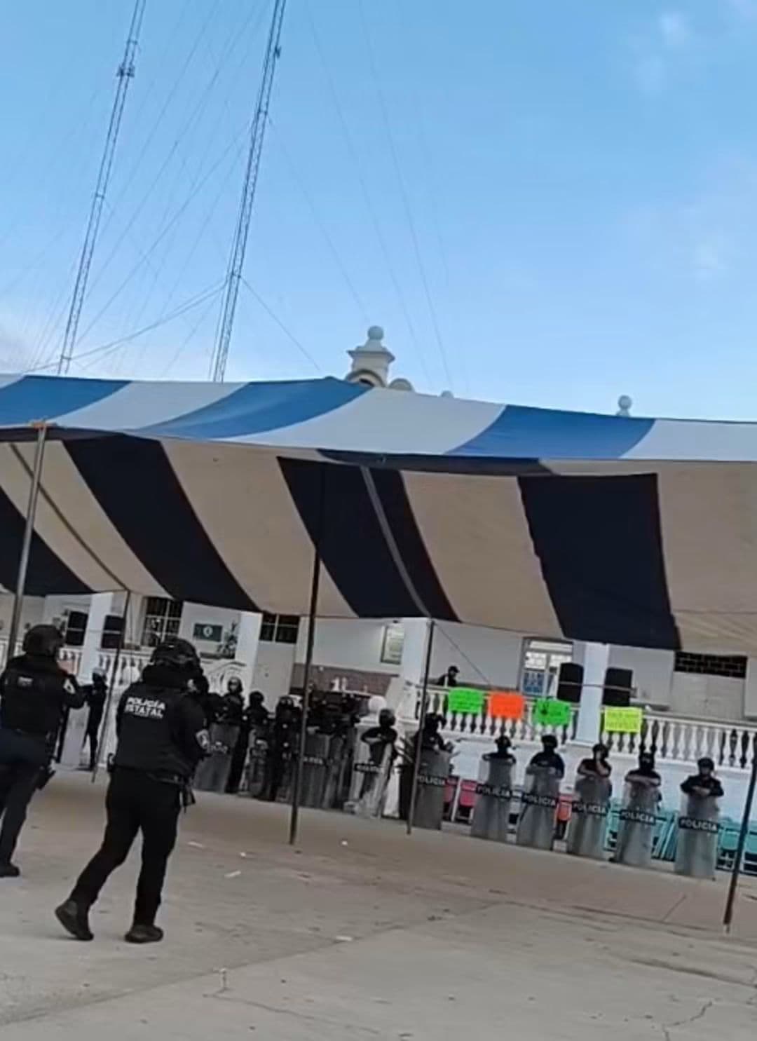 Los manifestantes fueron desalojados de las instalaciones.