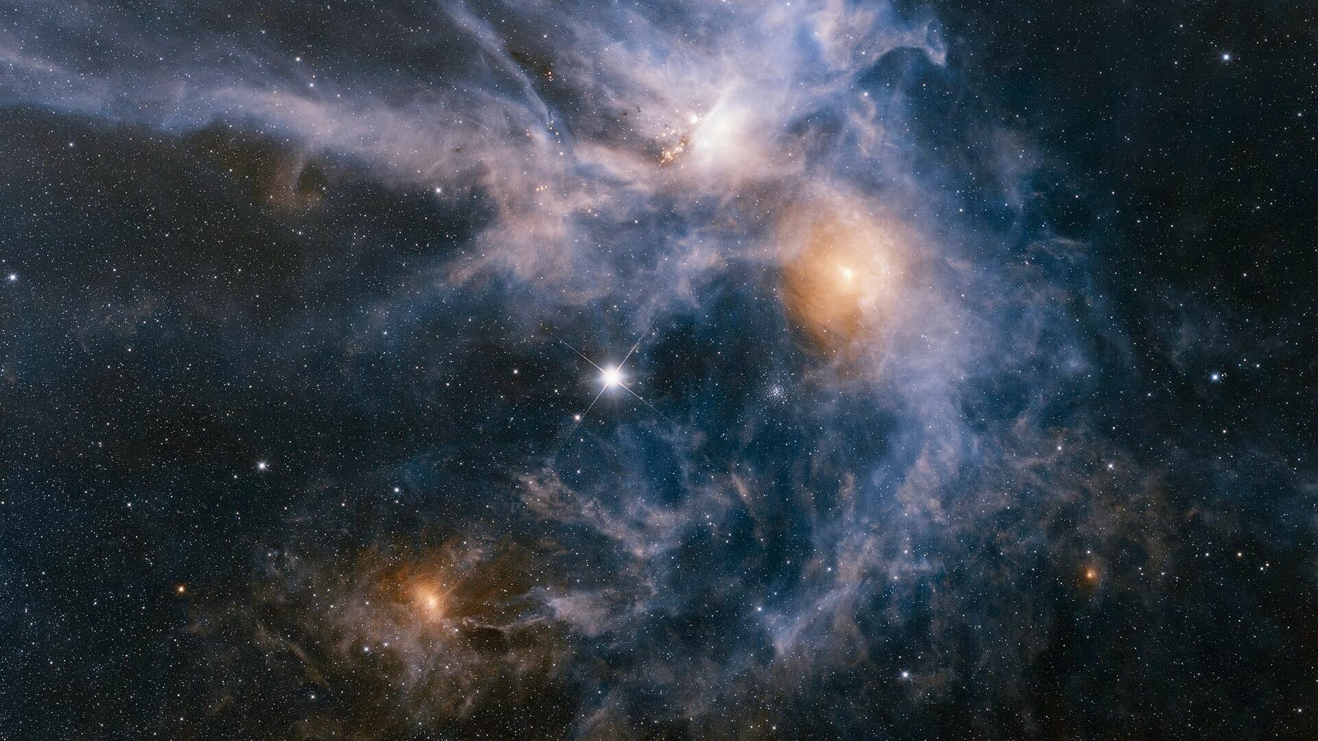 Antares, al centro de la constelación de Escorpión