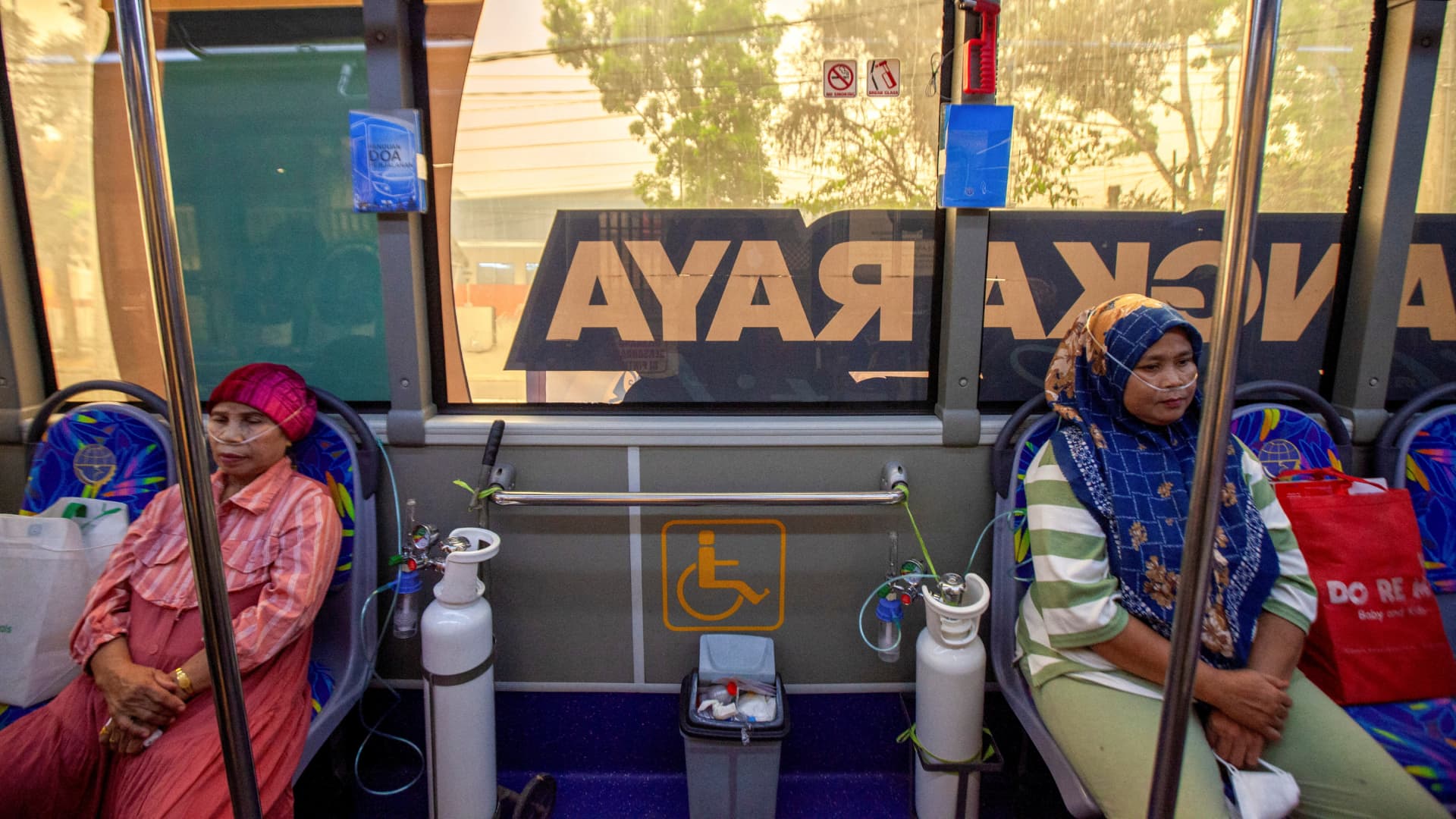 Dos mujeres reciben una sesión de oxígeno en Palangka Raya, Indonesia. Foto: Reuters