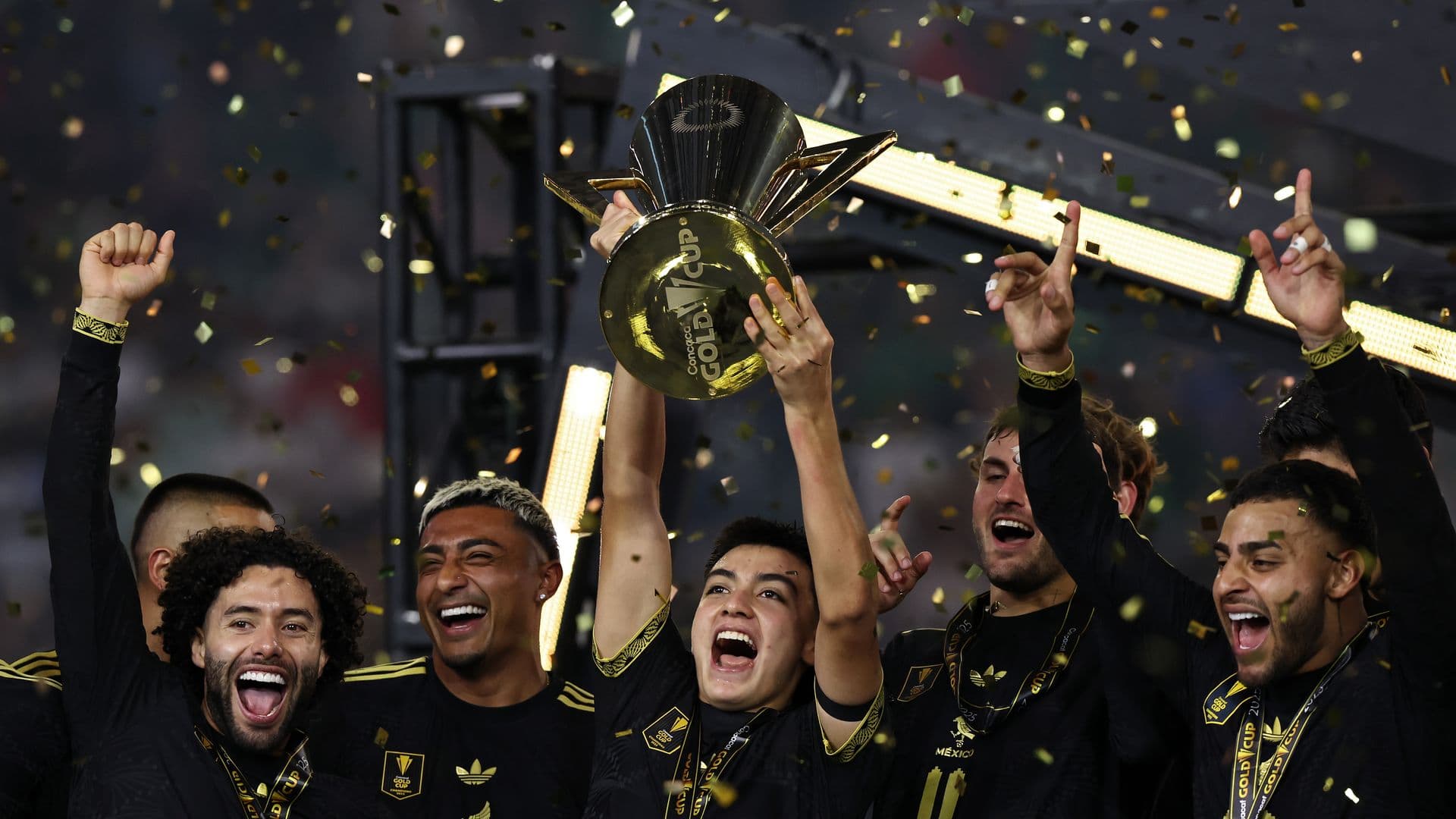 Jugadores de la selección mexicana en un partido de la Copa Oro
