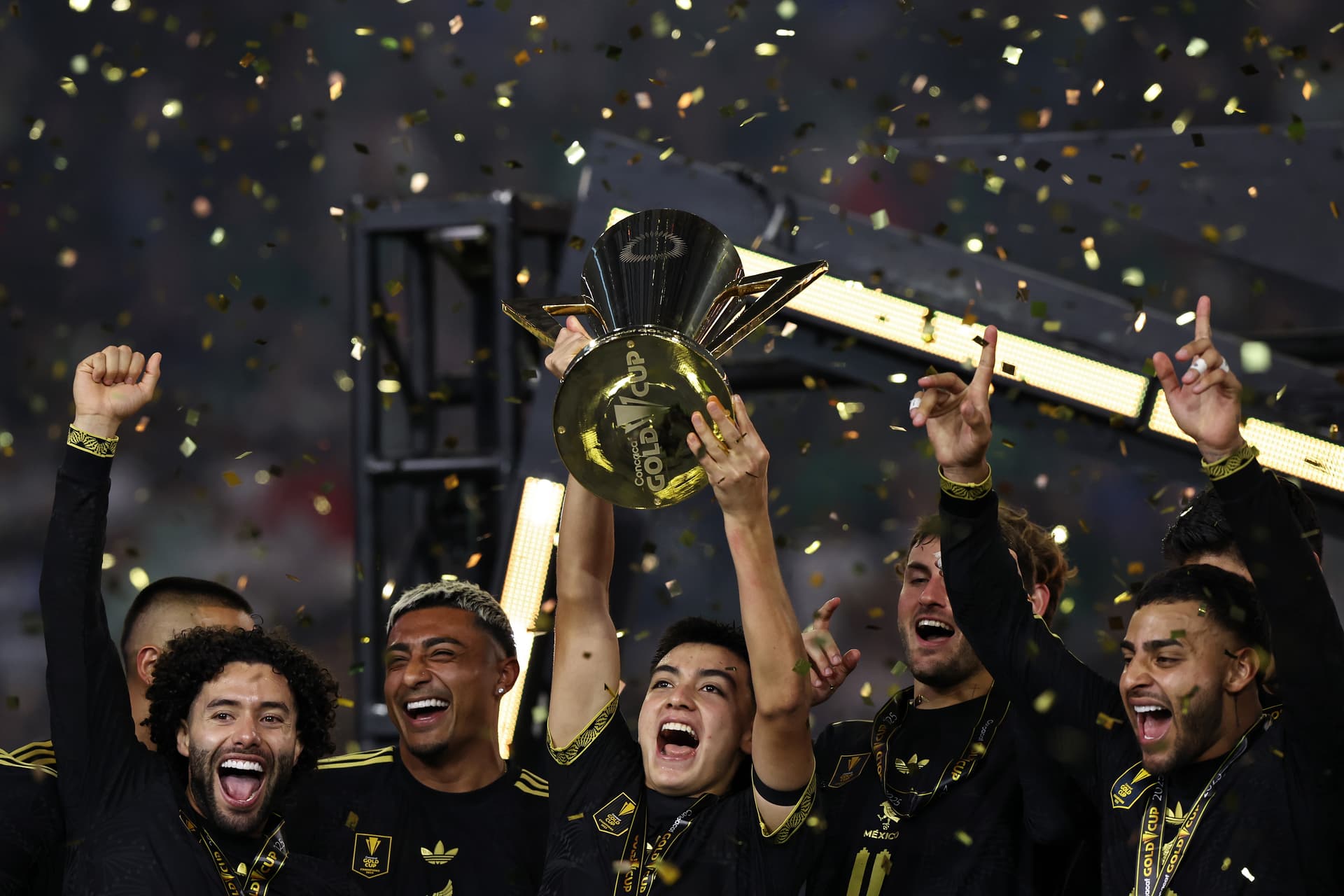 Jugadores de la selección mexicana en un partido de la Copa Oro