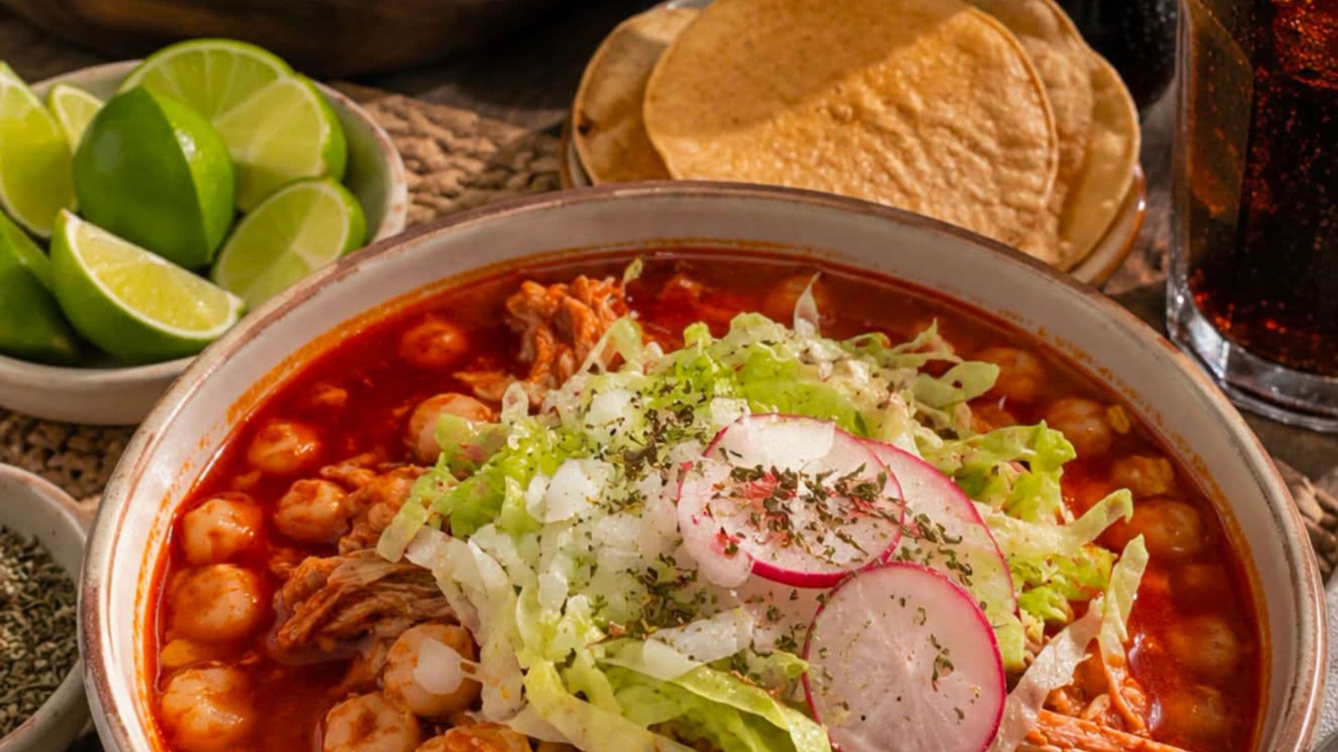 El pozole es uno de los platillos típicos en la cena del 15 de septiembre en México