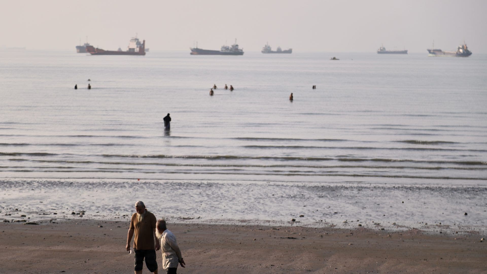 Paseantes y barcos en el Estrecho de Ormuz