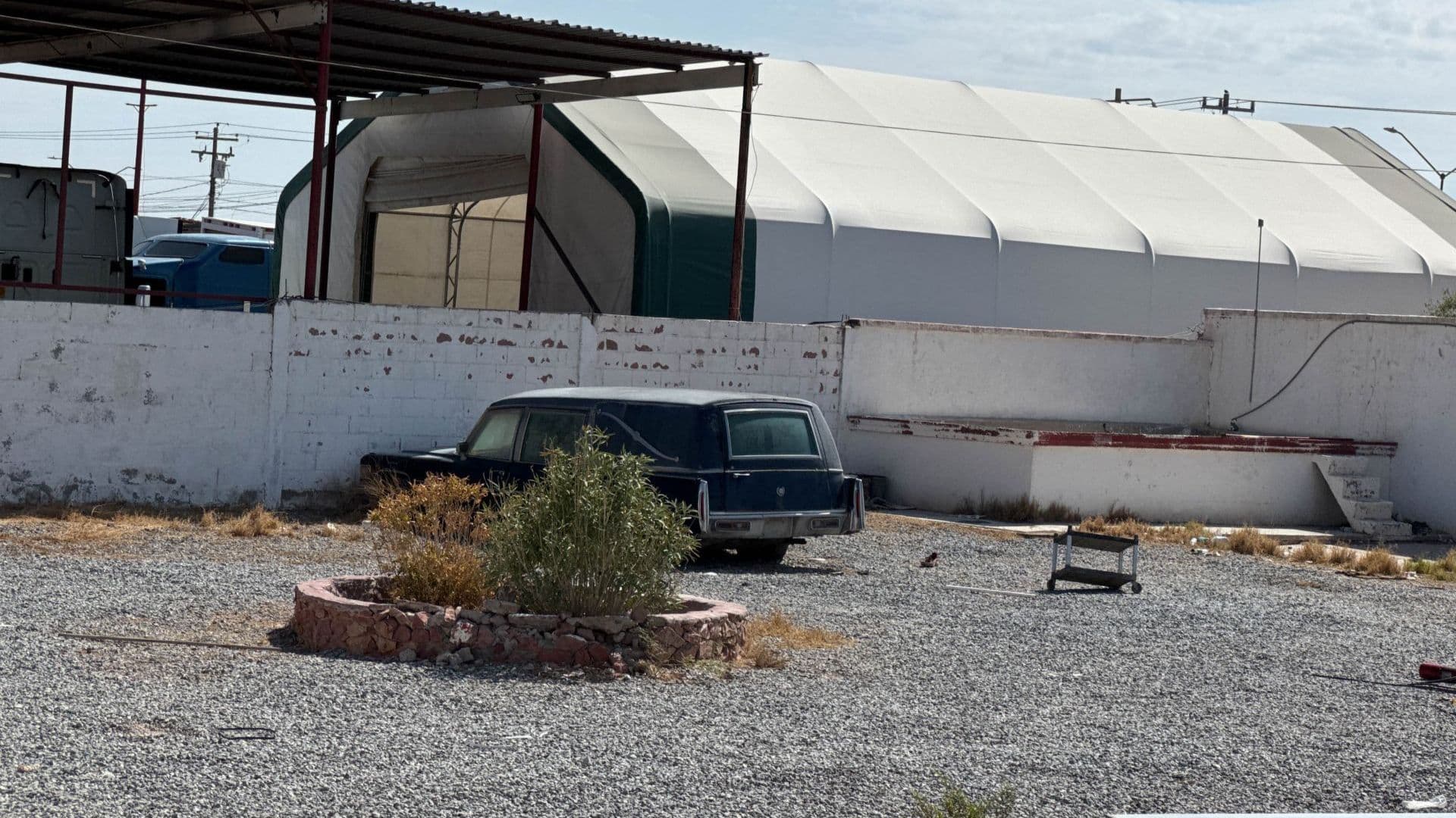 Carroza en instalaciones del crematorio Plenitud donde se localizaron cientos de cuerpos abandonados.