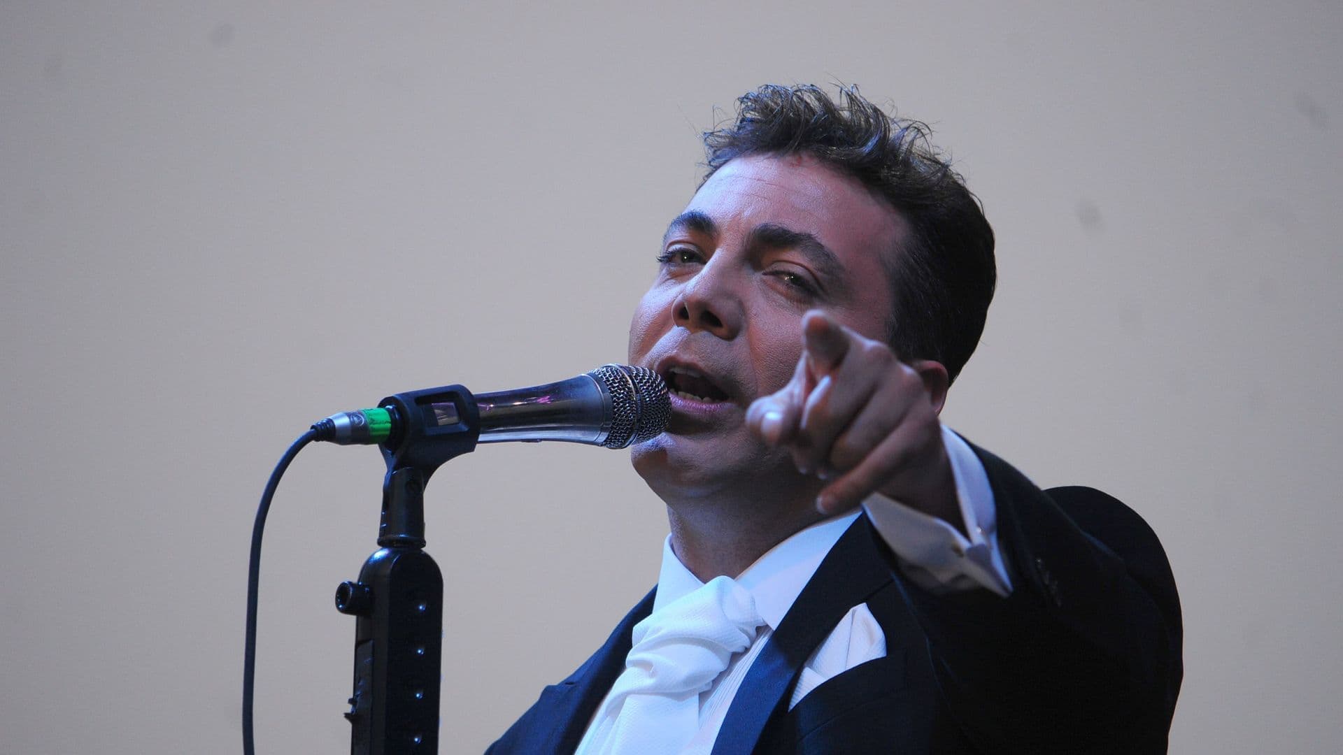 Cristian Castro Termina la Prepa a los 51 Años y Anuncia: “Nos Vemos en la UNAM”