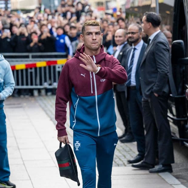 Cristiano Ronaldo sale del hotel junto a la selección de Portugal