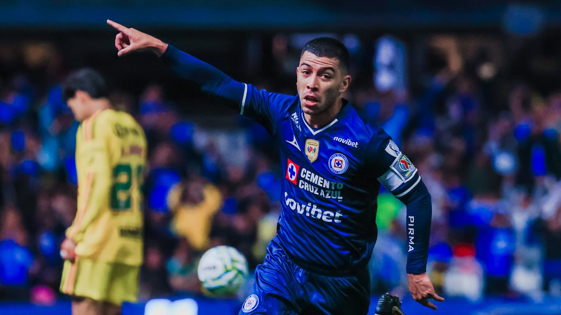 Erik Lira durante un partido con Cruz Azul en la Liga MX