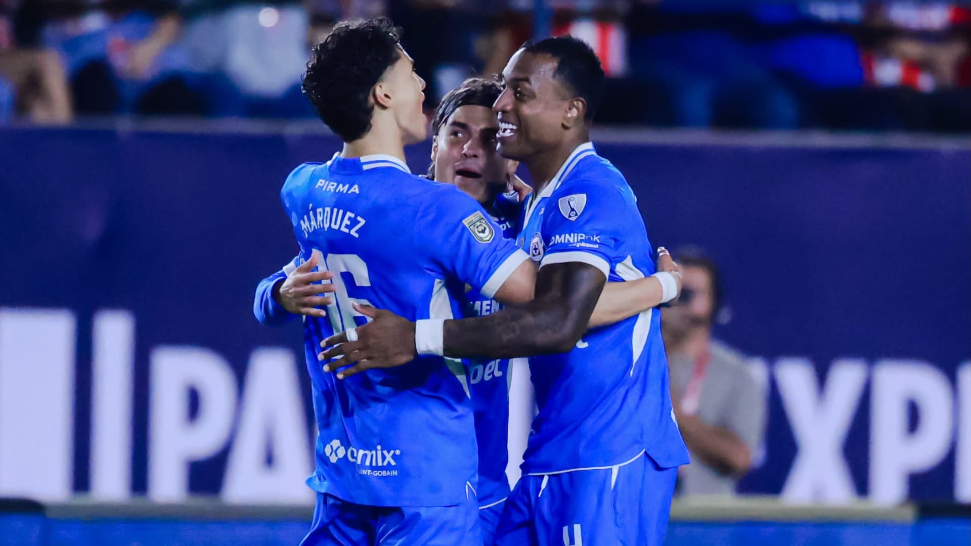 Jugadores de Cruz Azul se abrazan luego de conseguir la victoria ante San Luis