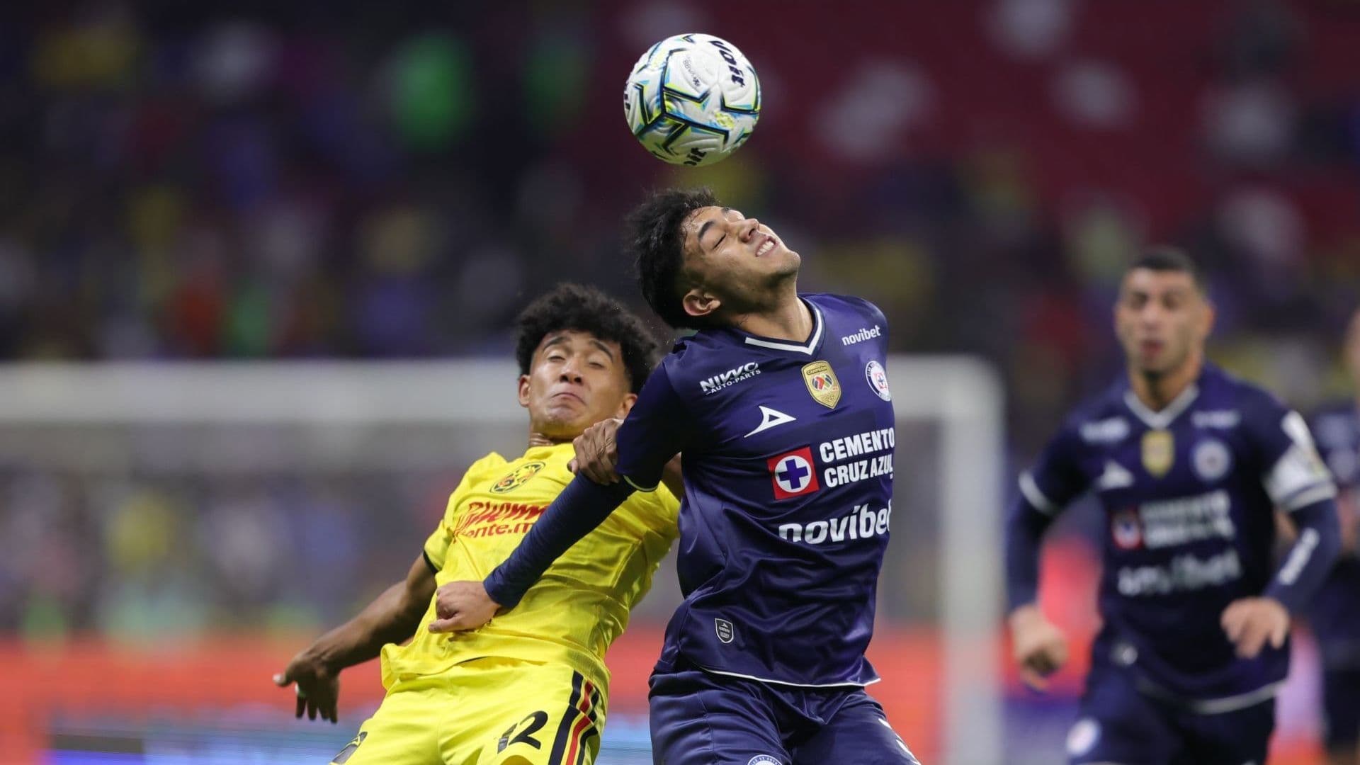 El americanista Isaías Violante y el cementero Omar Campos durante una jugada del Clásico Joven en la Jornada 8 de la Liga MX 2026.