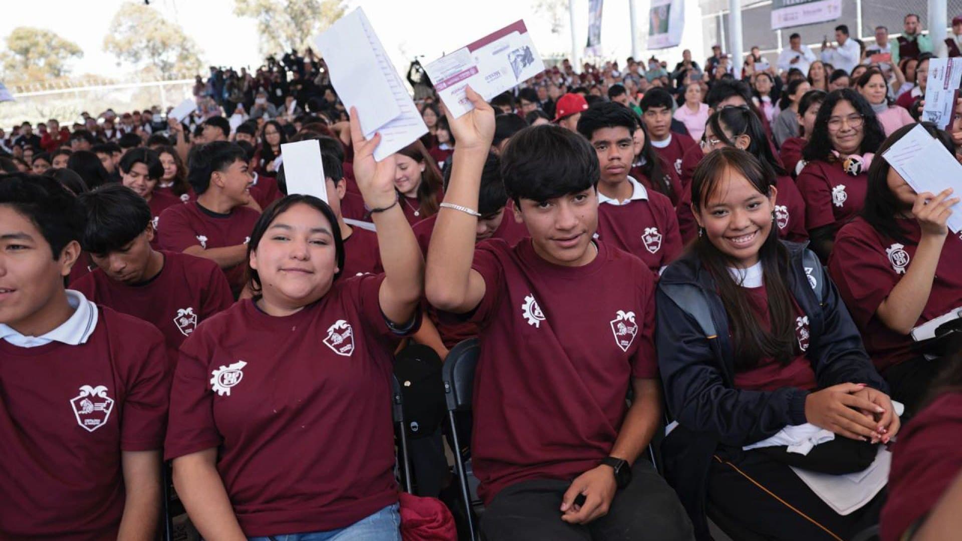 Alumnos reciben pago Beca Benito Juárez.