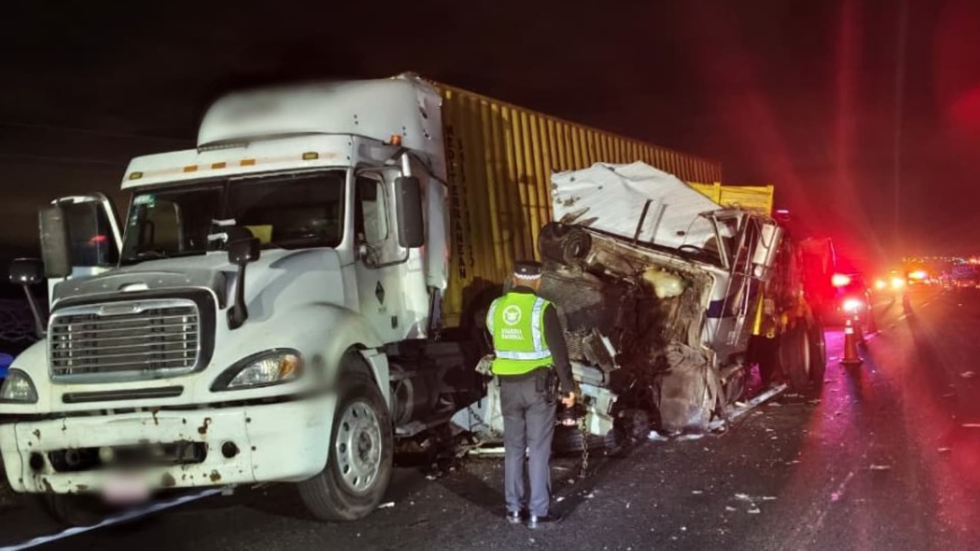 Una camioneta pick-up terminó incrustada en uno de los tráileres.