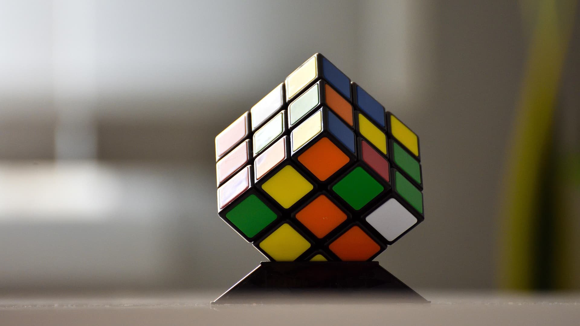 La menos tiene varios trofeos por su habilidad con el cubo de Rubik