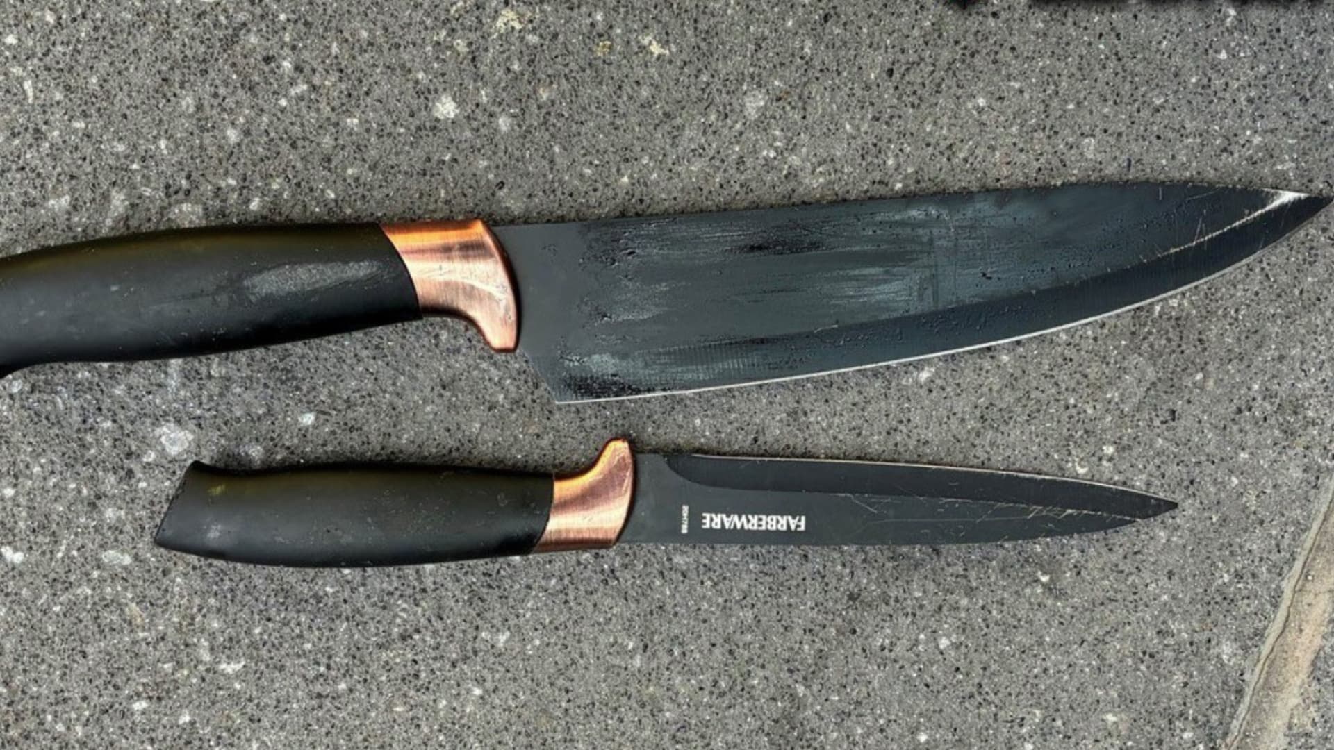 Estos son los cuchillos que usó Pamela Cisneros. Foto: @NYPDnews