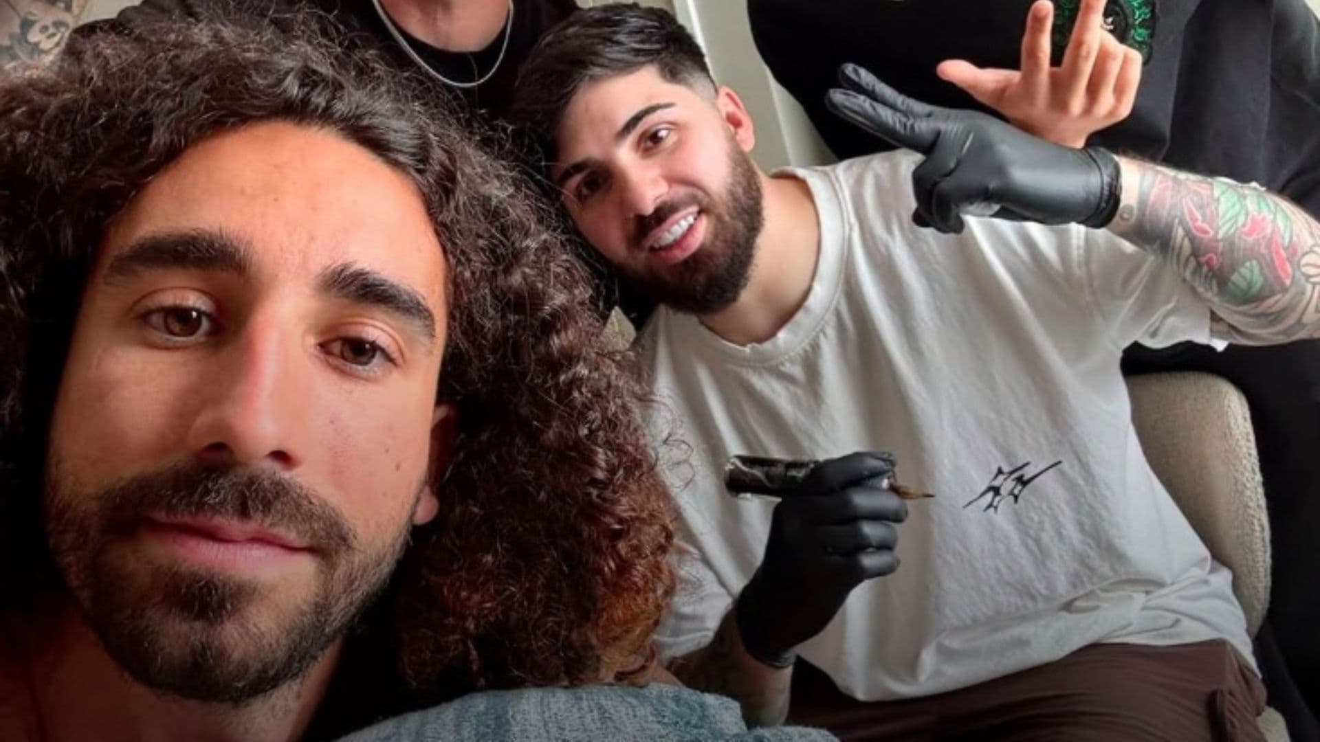 Marc Cucurella Cumple Promesa Mundialista y se Tatúa la Cara del DT de España