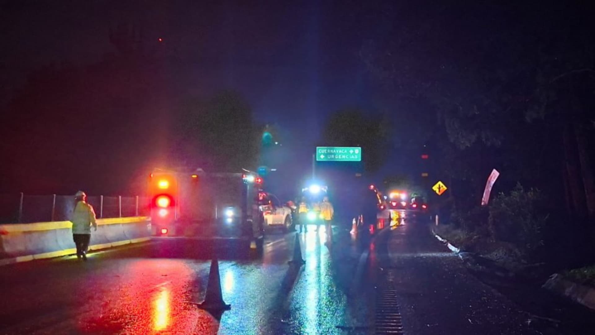 Equipos de emergencia atienden un accidente en la Autopista del Sol.