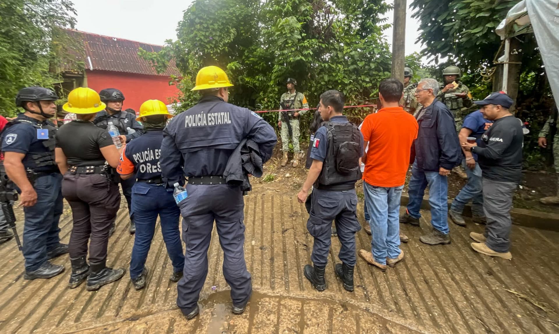 Tres personas continúan atrapadas en un punto lejano al acceso de la gruta.