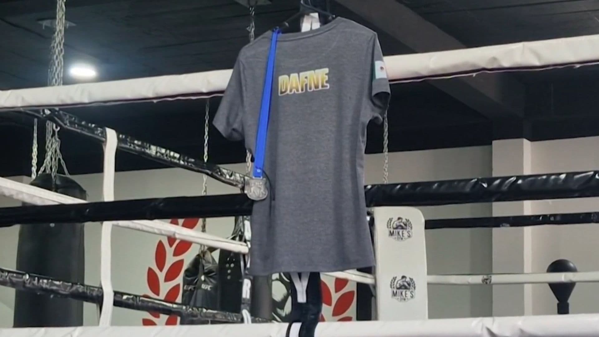 Playera de Dafne en la academia de box.