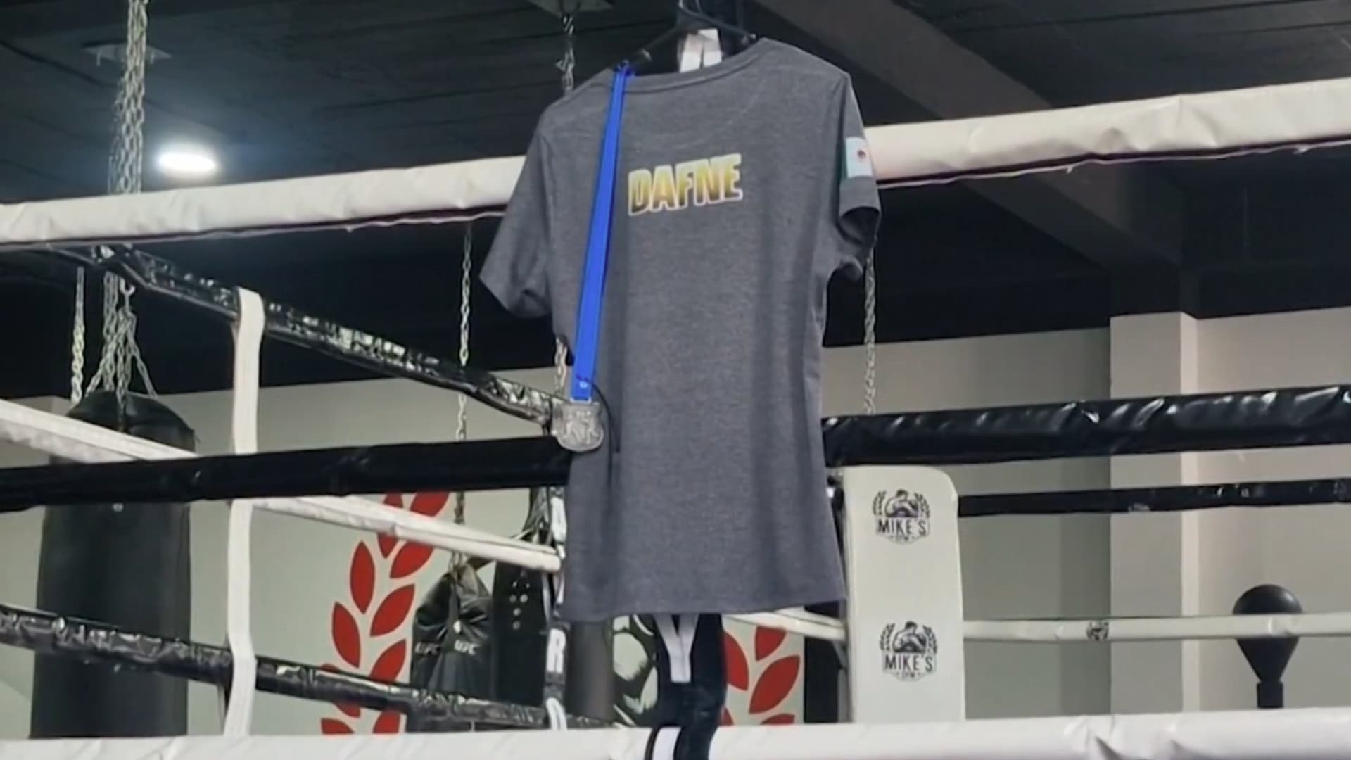 Playera de Dafne en la academia de box.