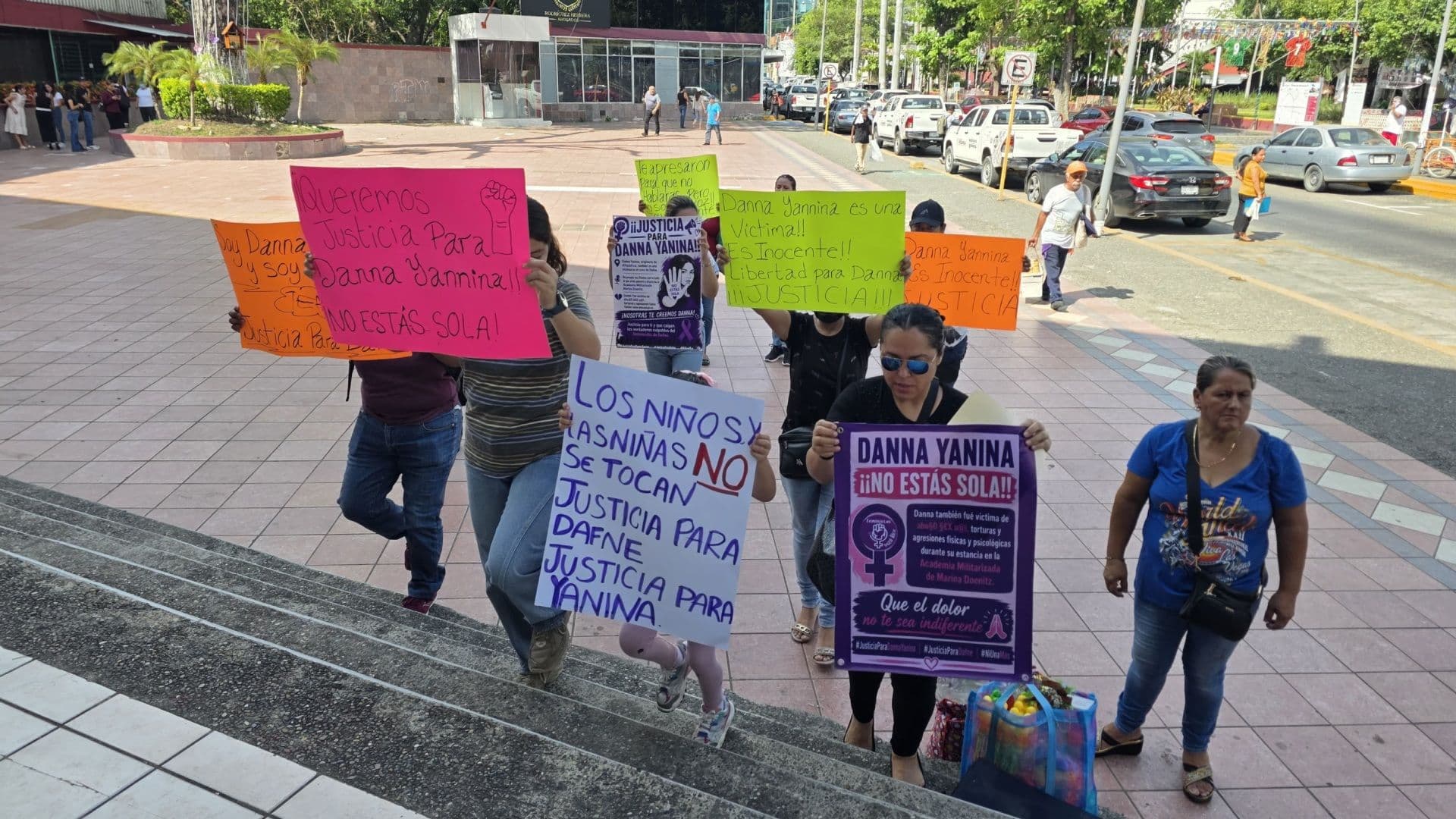 Colectivos feminista, familiares y conocidos de Danna se manifestaron en los bajos del palacio municipal. Foto: Raymundo Perdomo