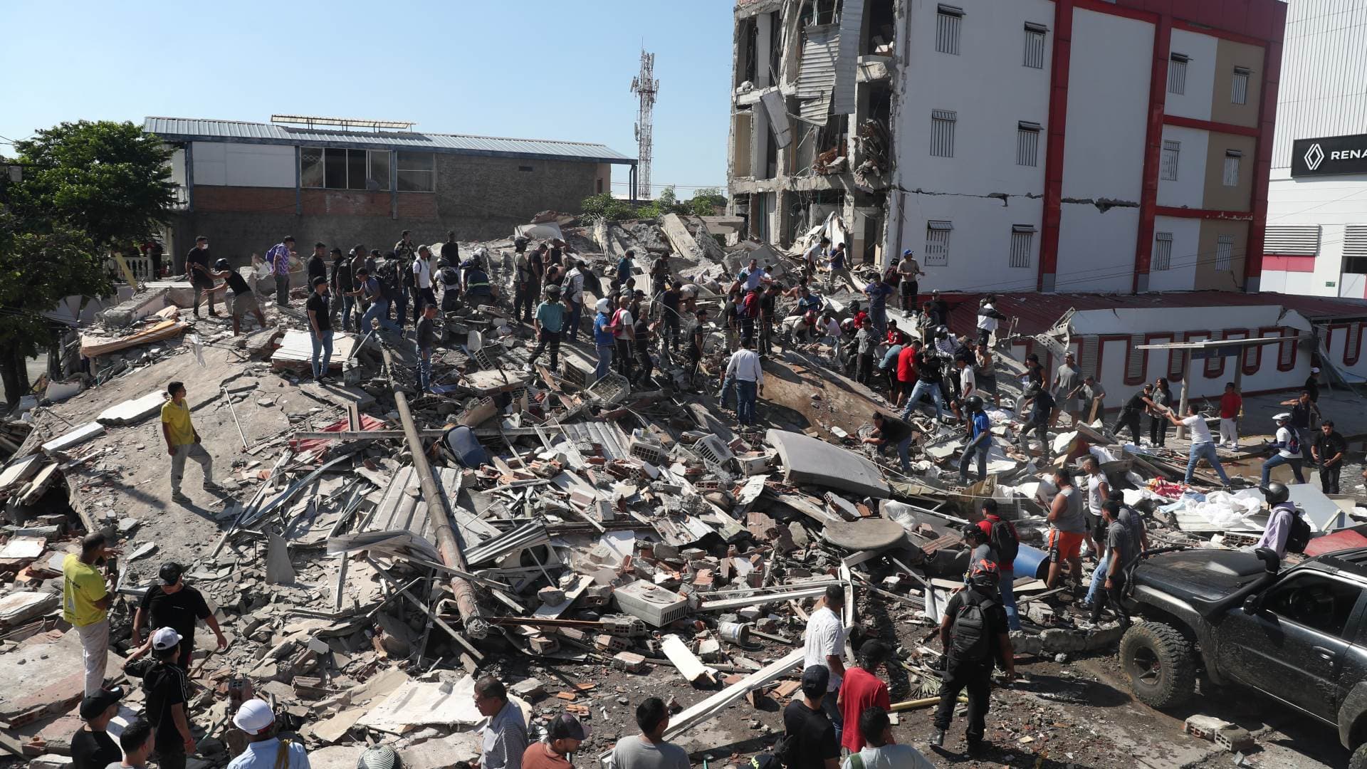 Residentes y equipos de rescate buscan entre los escombros de un edificio colapsado tras terremoto en Colombia. Foto: AP