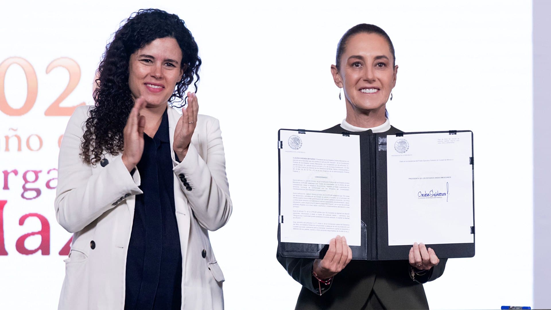 Firma del decreto para garantizar entornos digitales para niños y adolescentes. Foto: Presidencia de la República