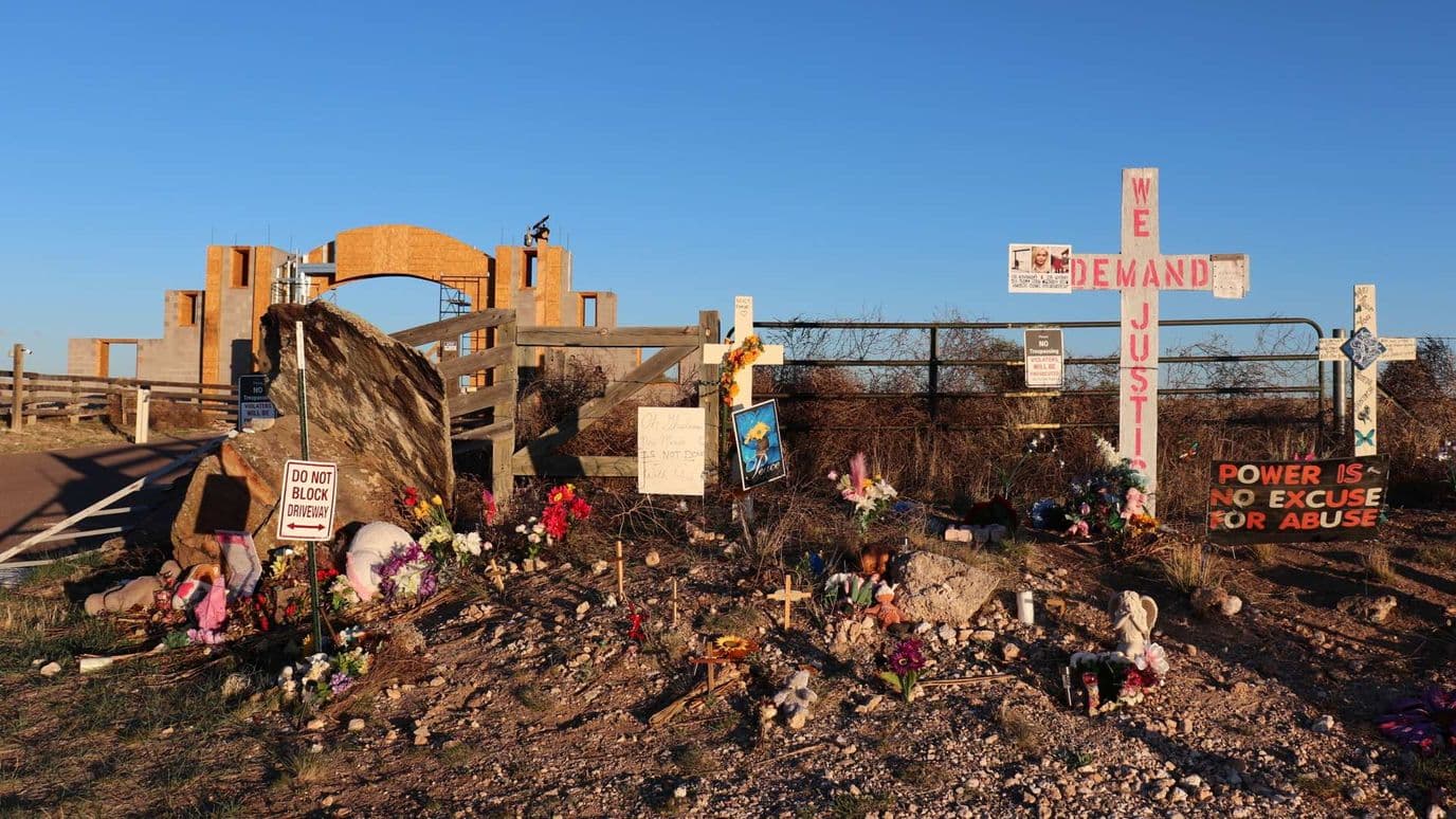 Cruces y flores en el exterior del antiguo rancho Zorro de Jeffrey Epstein, Nuevo México, en abril 2026. Foto: AP