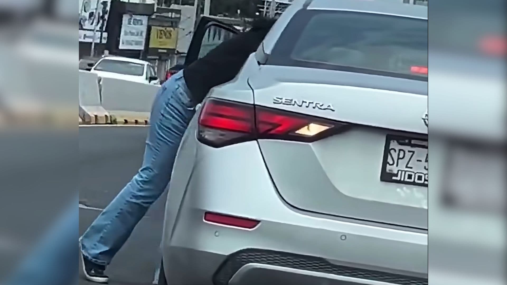 Mujer arrastrada por auto