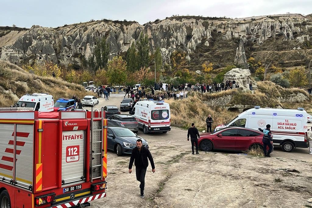 Equipos de emergencia cerca de la formación rocosa en Capadocia, Turquía