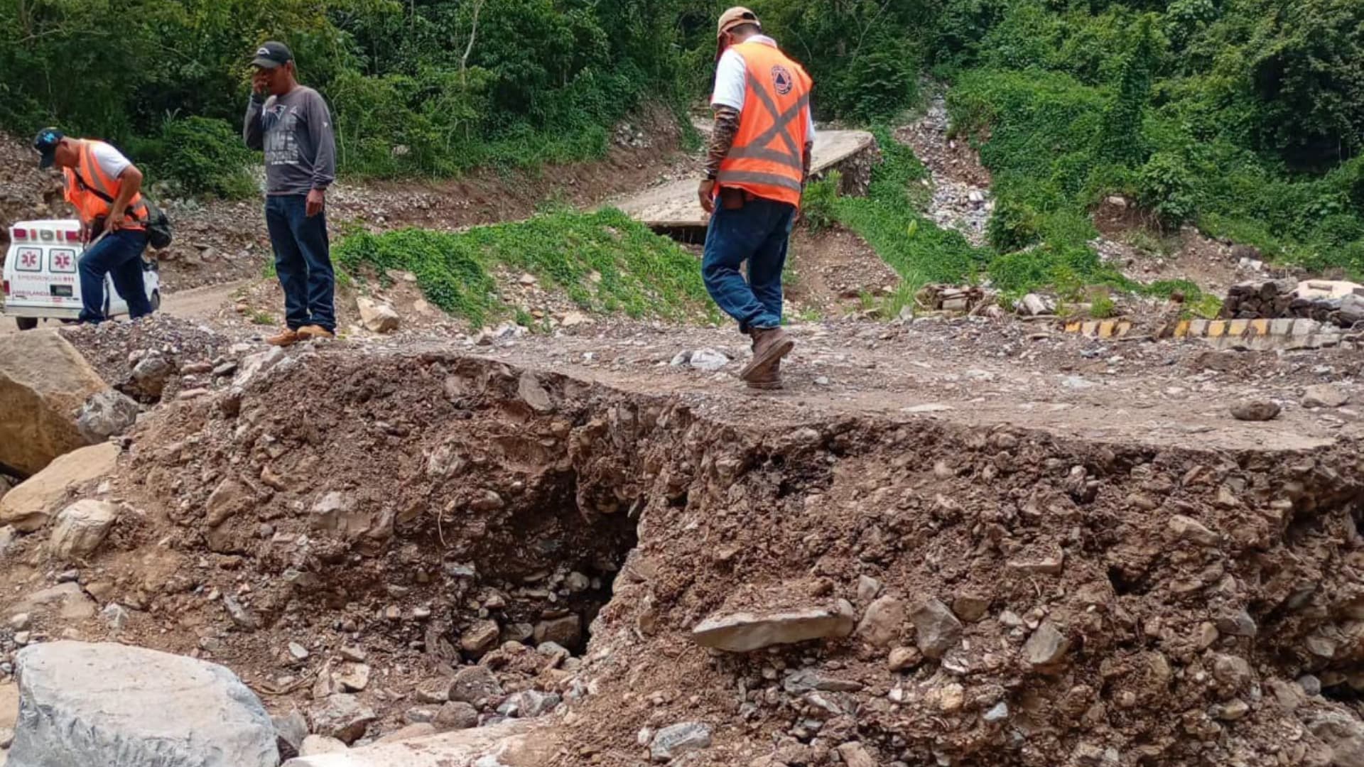 Familias son Desalojadas de Zona de Riesgo tras Derrumbe en Ilamatlán, Veracruz