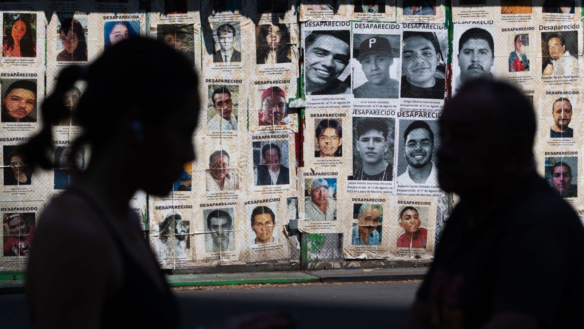 Personas pasan frente a la Glorieta de las y los Desaparecidos en CDMX