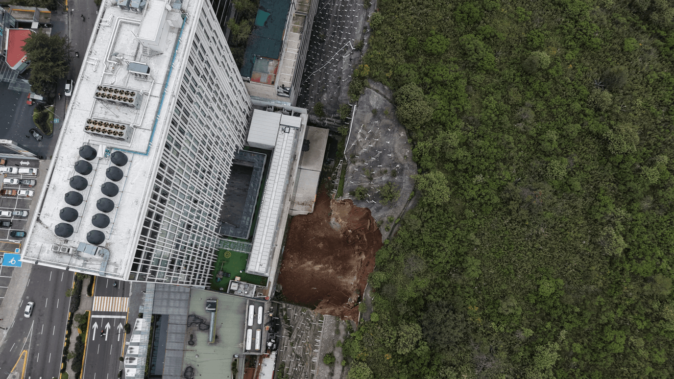 Se desgaja talud detrás de centro comercial en Santa Fe