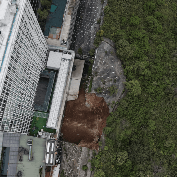 Se desgaja talud detrás de centro comercial en Santa Fe