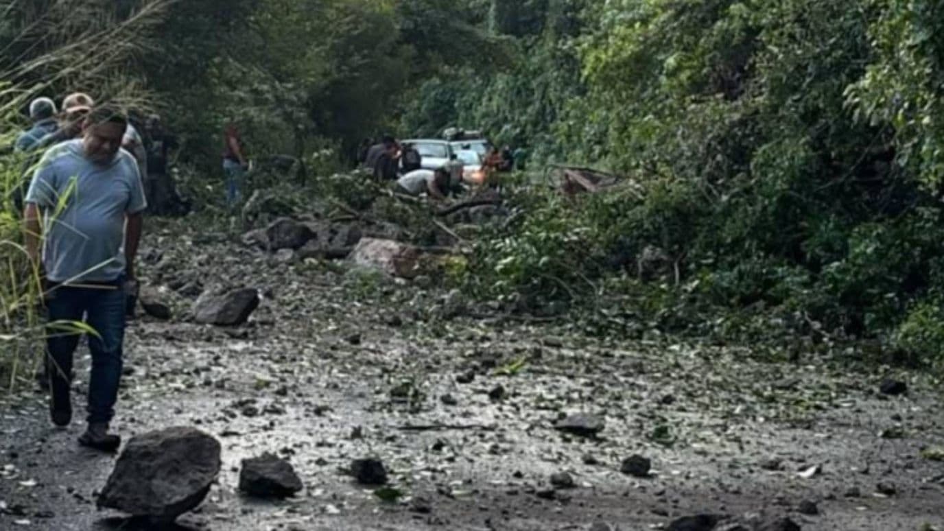 Un derrumbe de piedras y tierra cerró la carretera Xalapa-Totutla, dejando a decenas de automovilistas varados