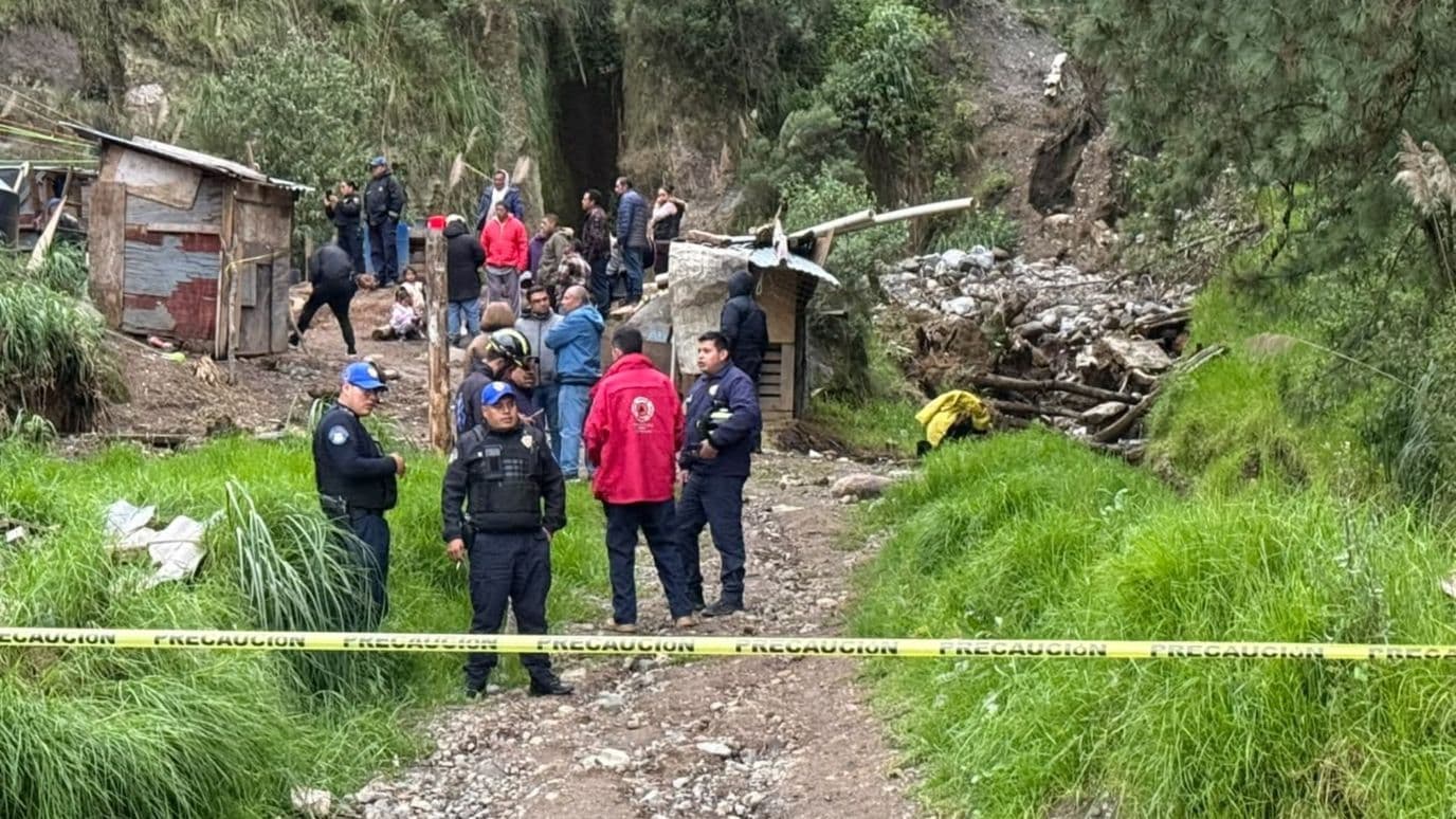 Ambulancias y elementos policiacos llegaron hasta la zona de los deslaves. Foto: N+