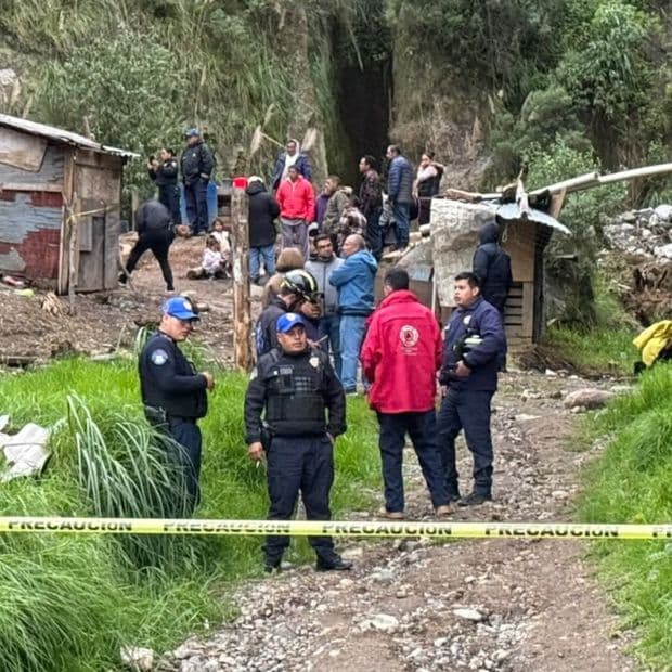 Ambulancias y elementos policiacos llegaron hasta la zona de los deslaves. Foto: N+