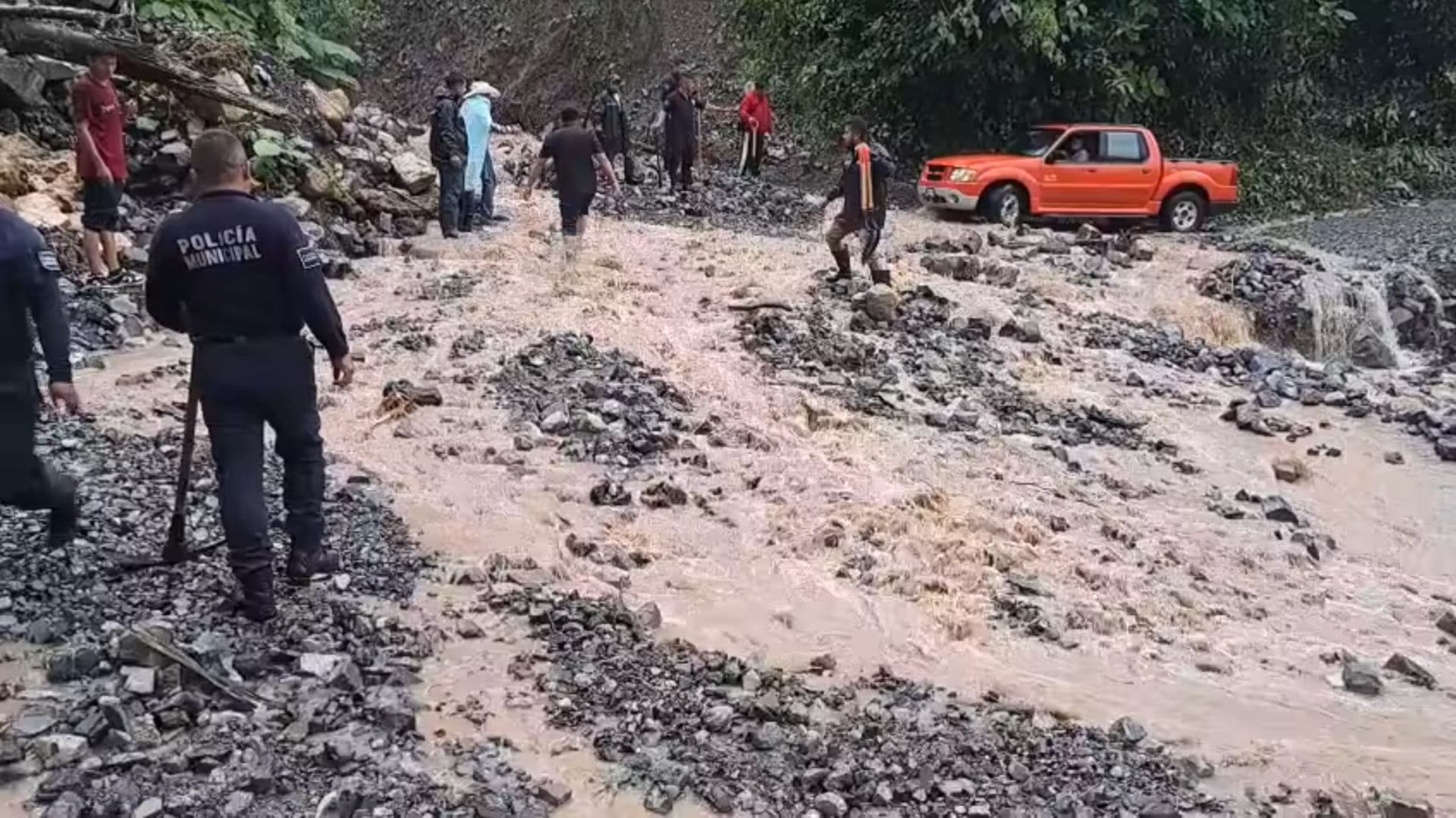 Lluvias Deslave Rocas Camino Cuautepec Tlacuilotepec Sierra Norte Puebla