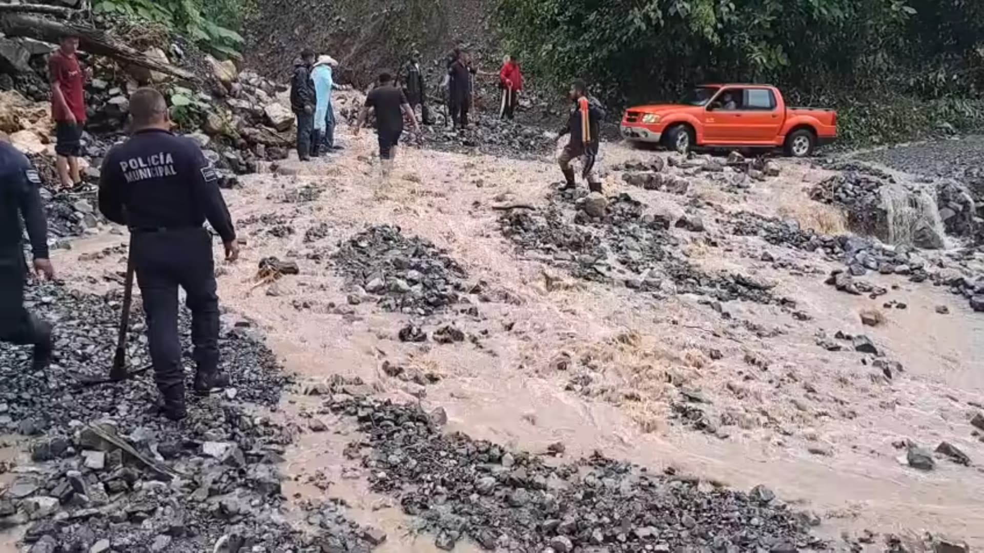 Lluvias Deslave Rocas Camino Cuautepec Tlacuilotepec Sierra Norte Puebla